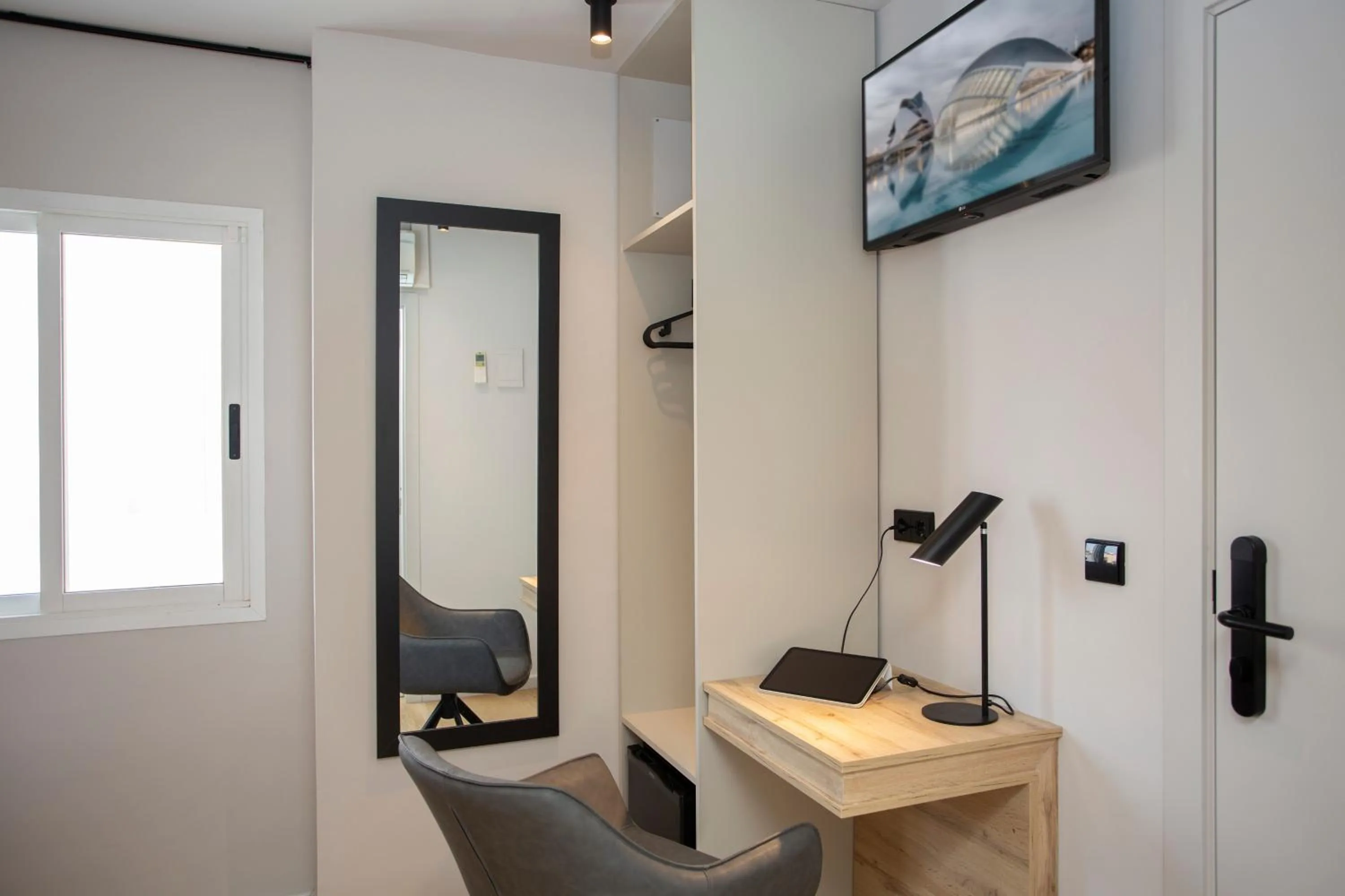 Photo of the whole room in Aila II Hotel Boutique by SingularStays - Digital Access