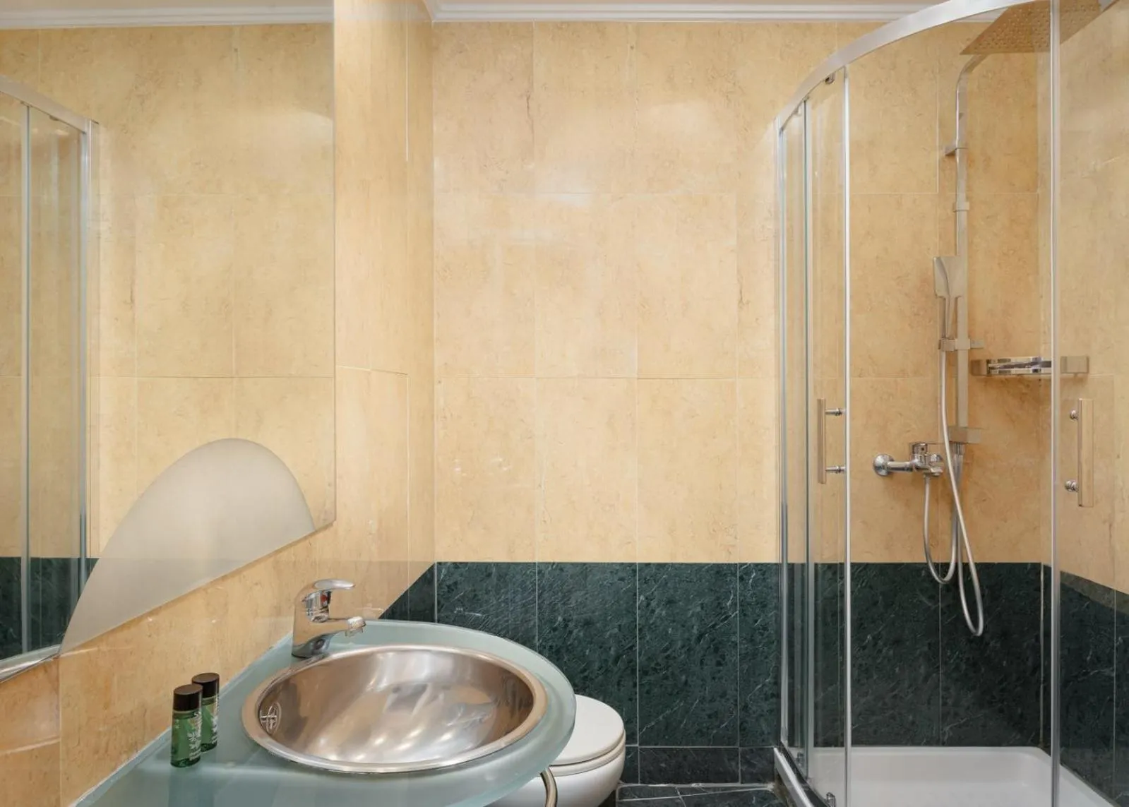 Bathroom in Kreoli Hotel