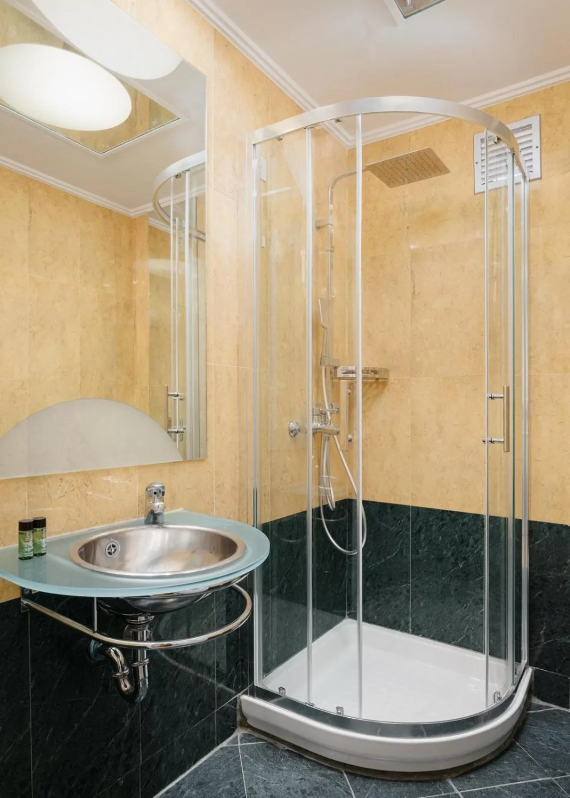 Shower in Kreoli Hotel