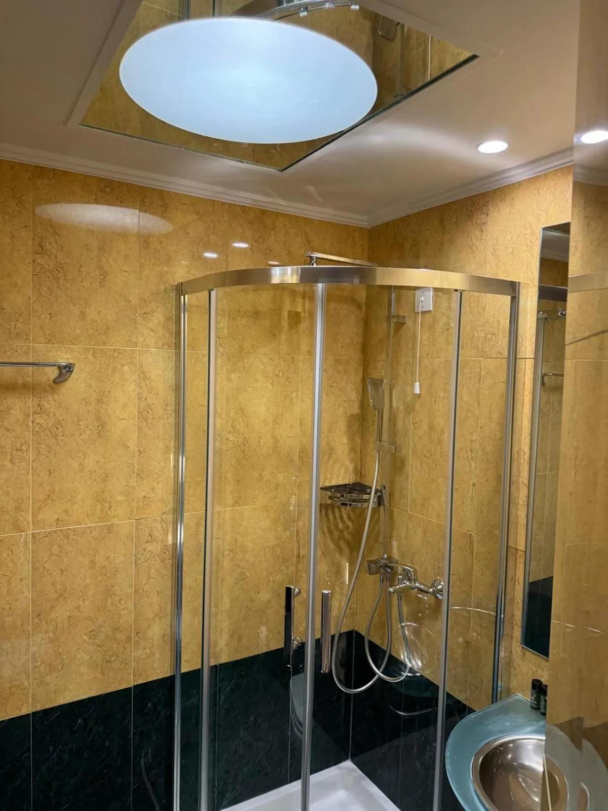 Shower in Kreoli Hotel