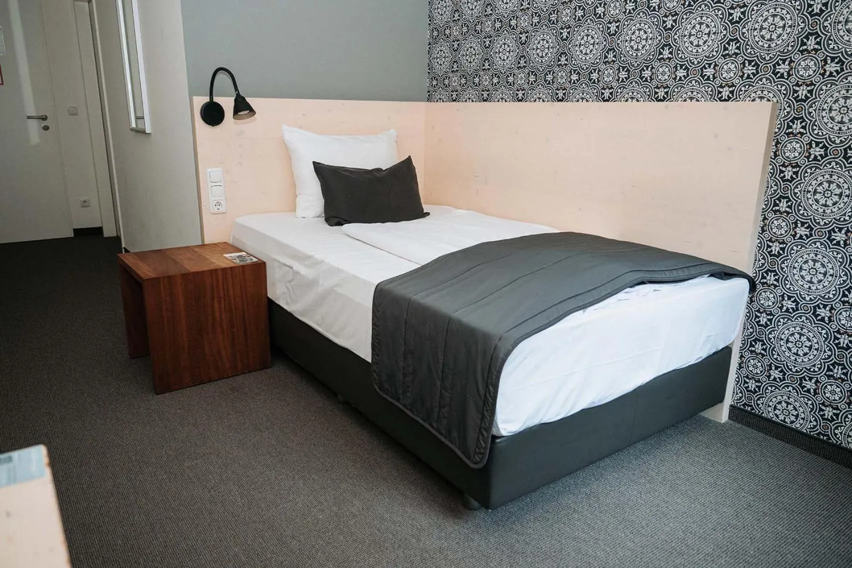 Photo of the whole room, Bed in Alpenglühen Smart Hotel