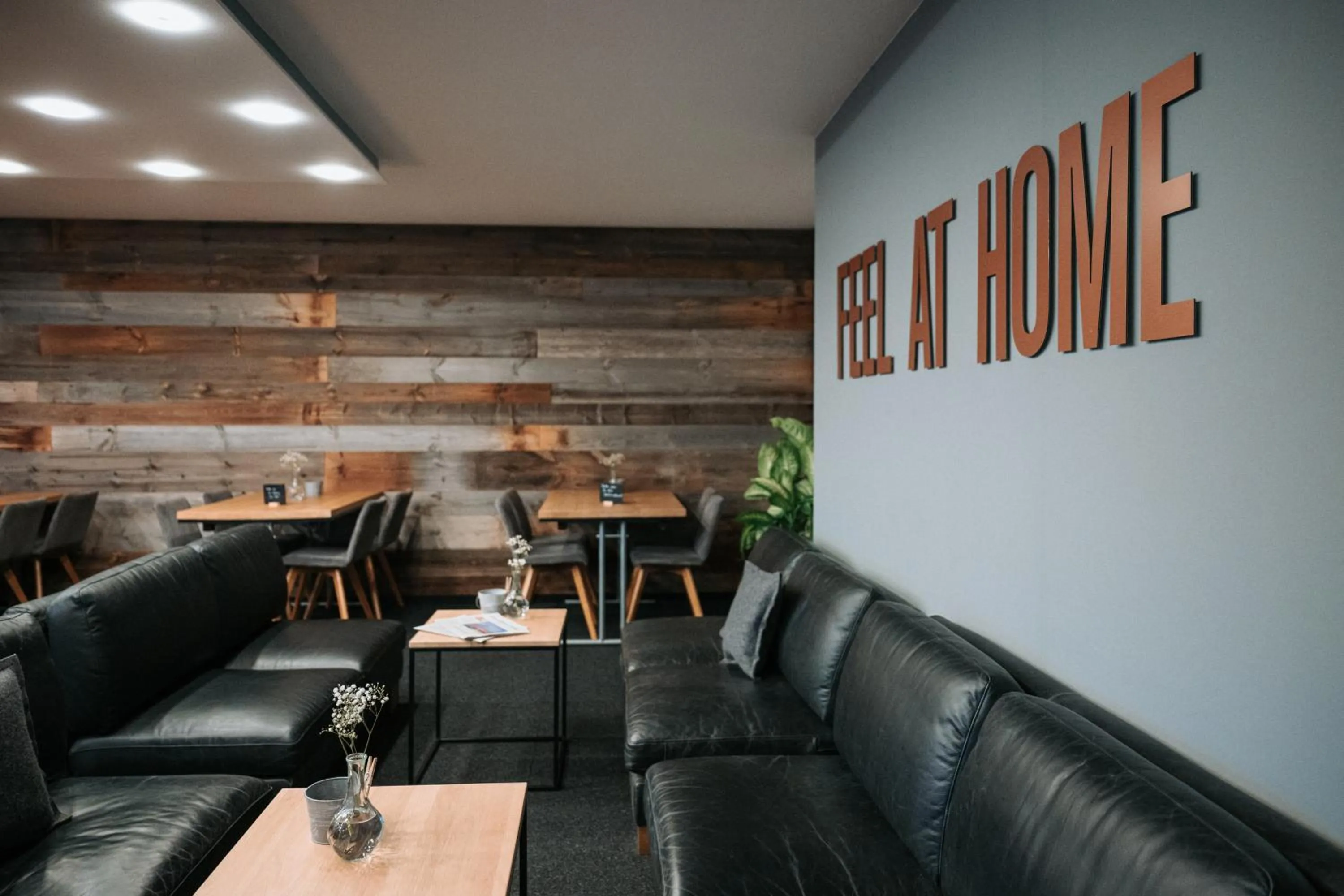 Restaurant/places to eat in Alpenglühen Smart Hotel