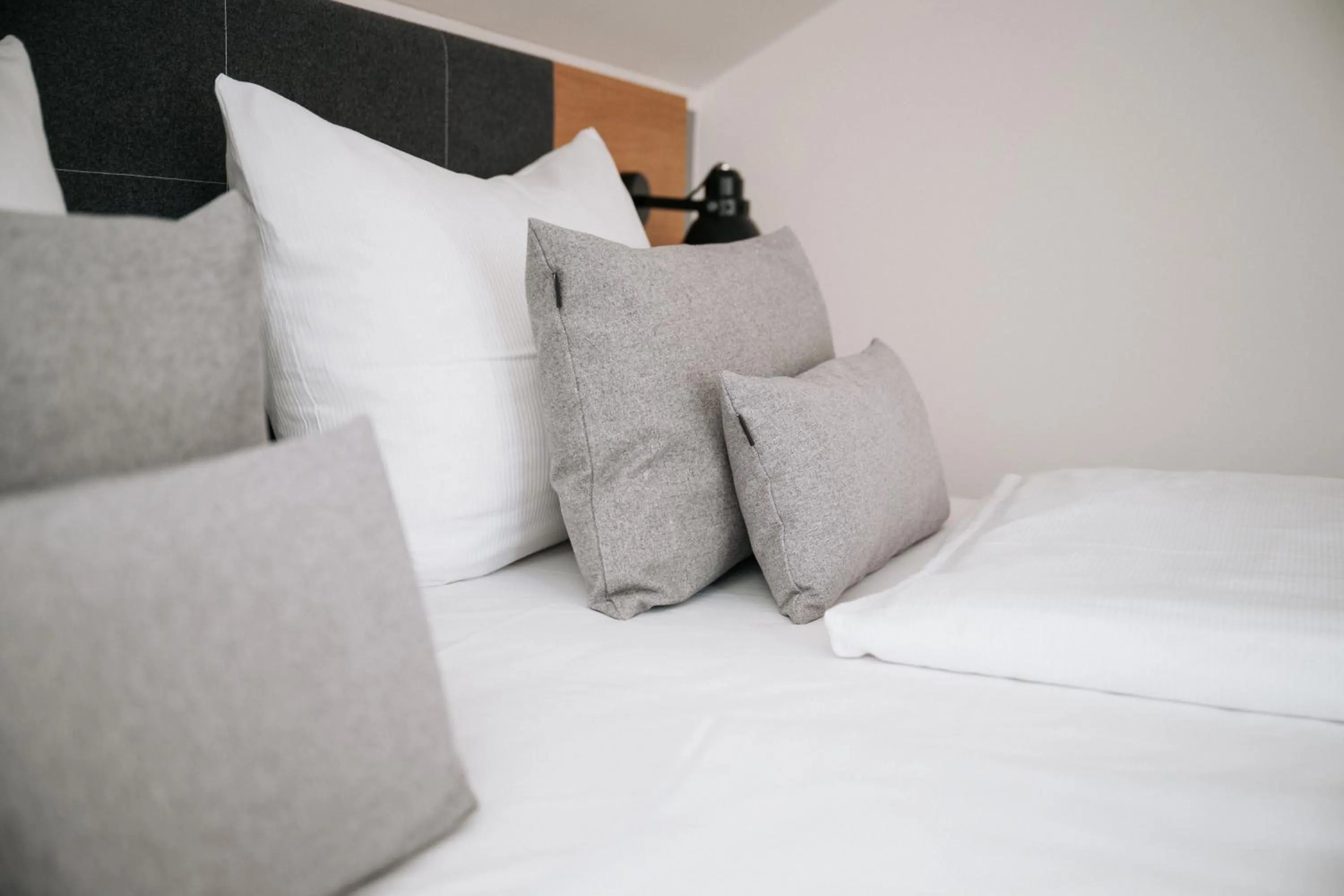 Photo of the whole room, Bed in Alpenglühen Smart Hotel