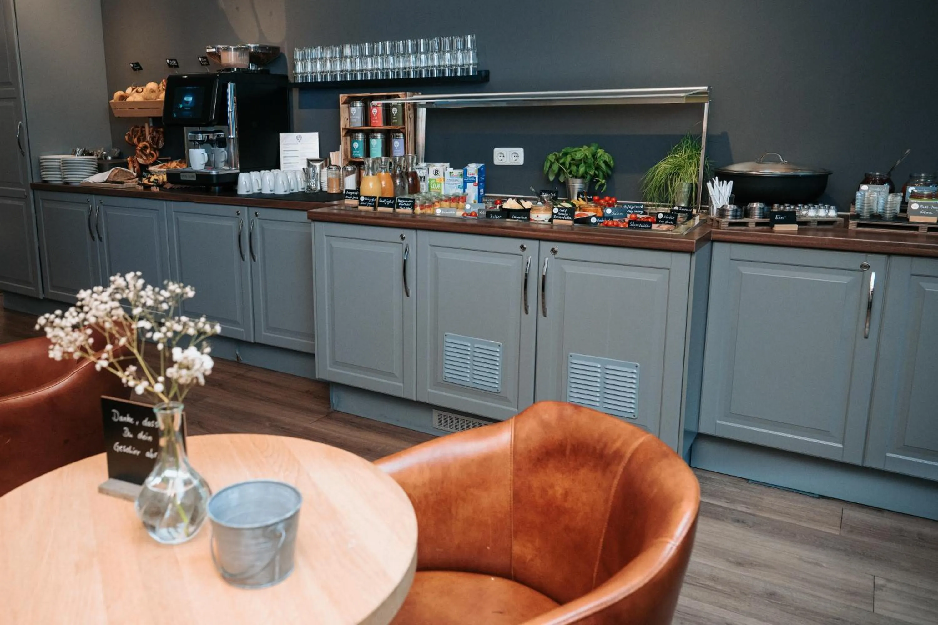 Restaurant/places to eat in Alpenglühen Smart Hotel