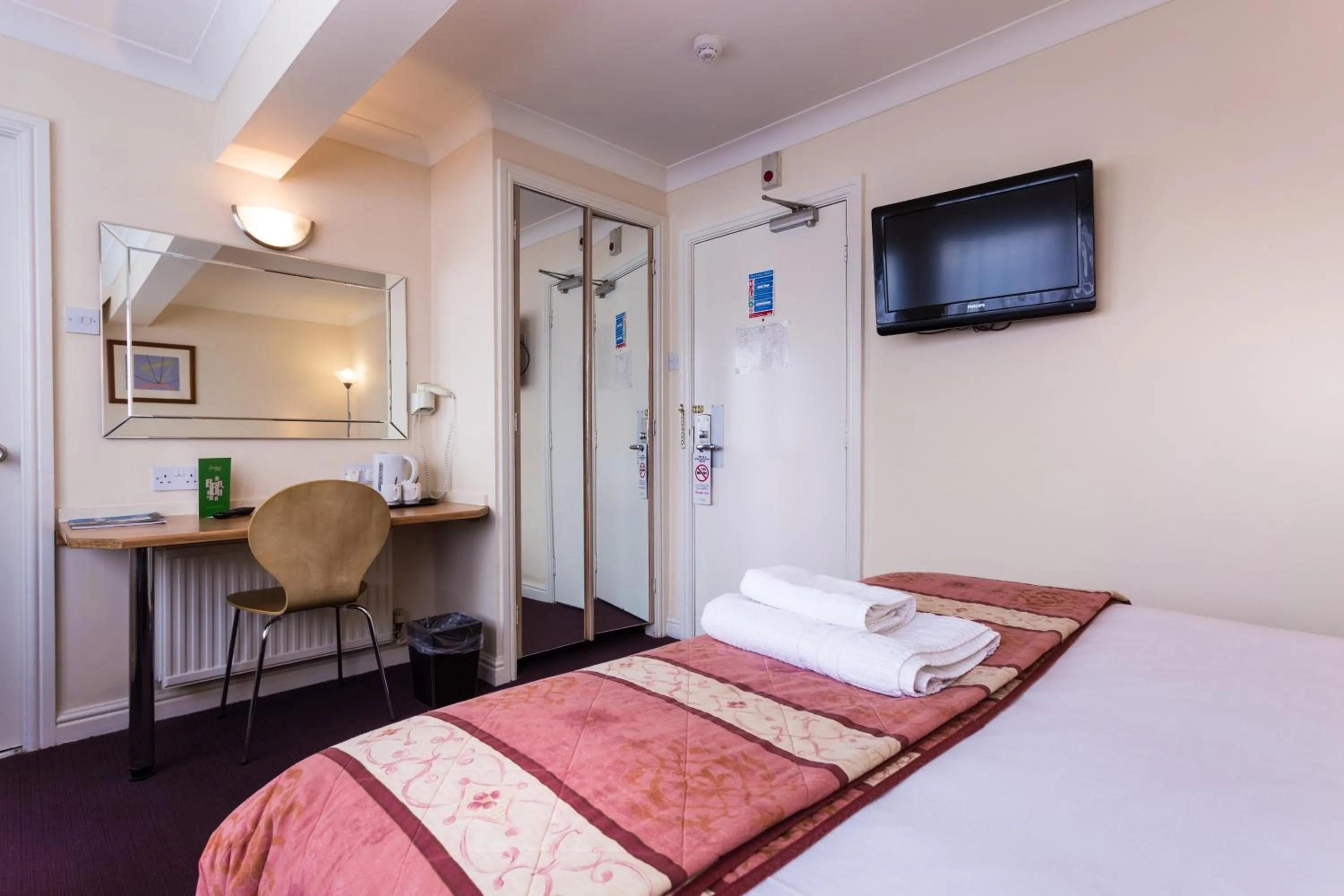 Bedroom, Bed in The Gardens Hotel