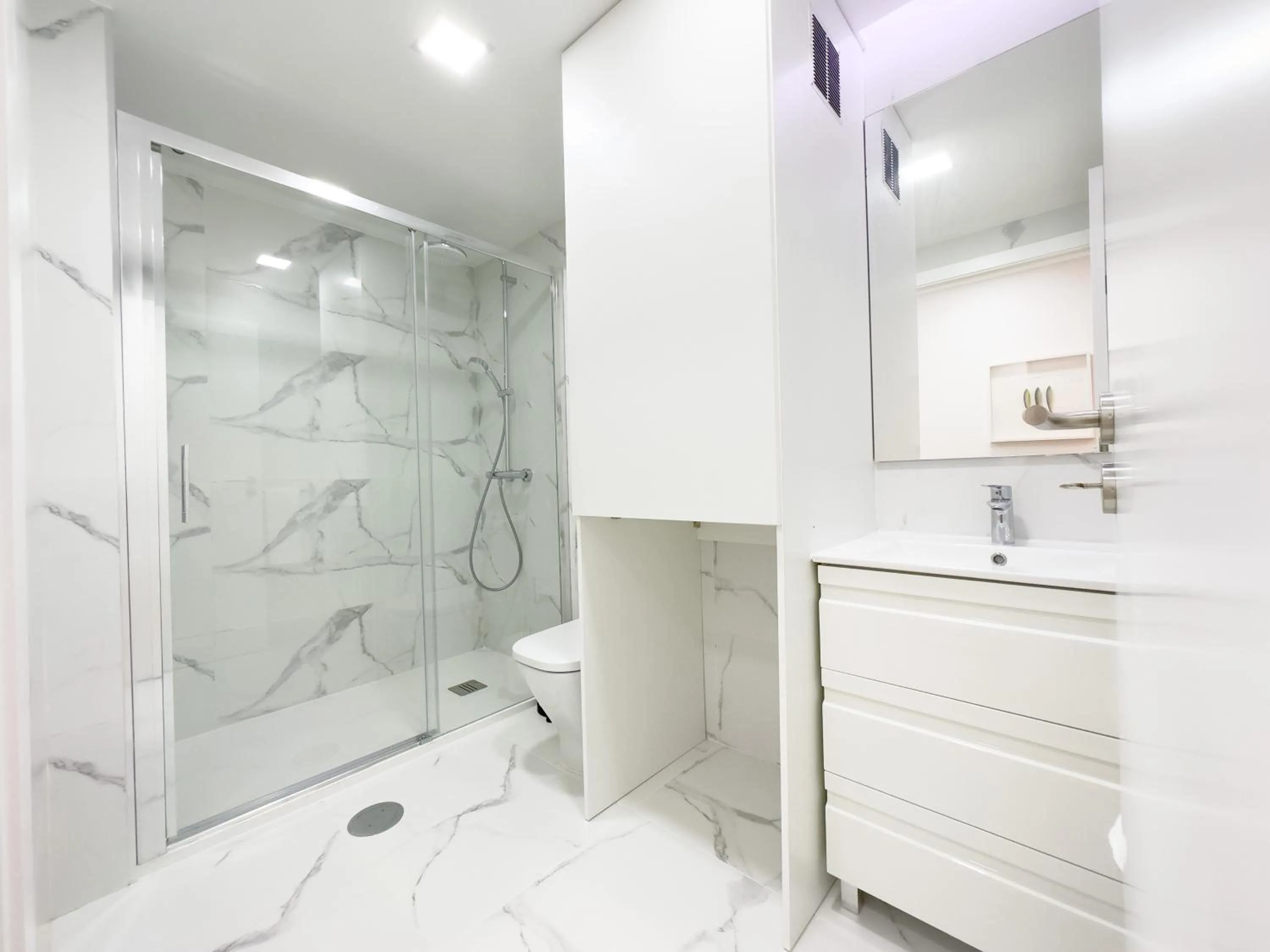 One-Bedroom Apartment in Vibrant Host-Campo 24 Agosto