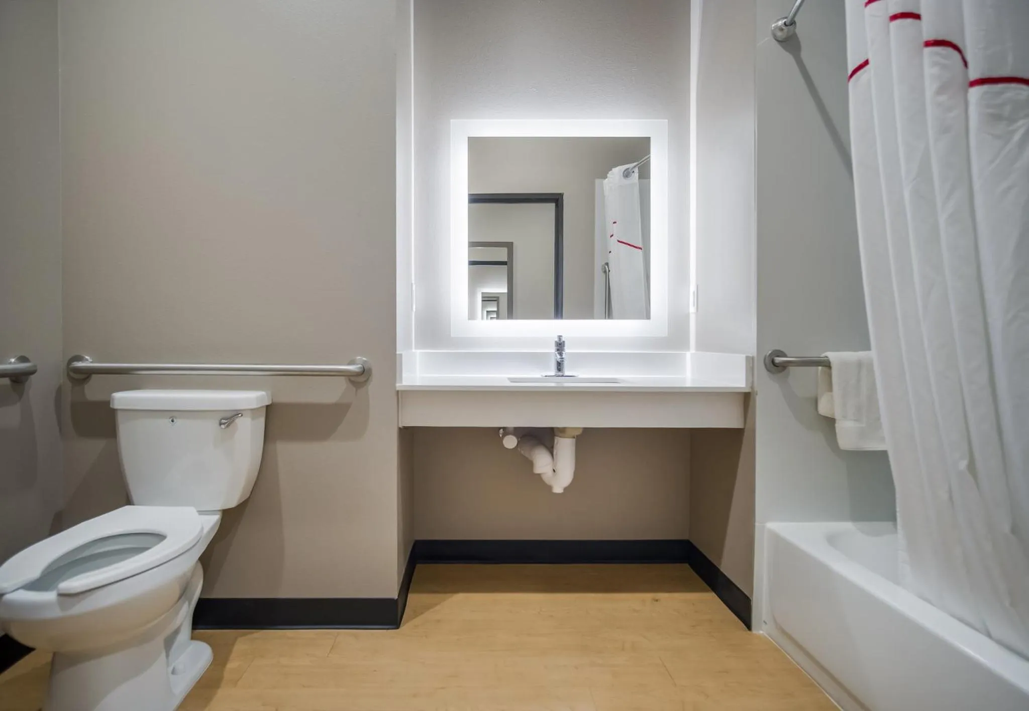 Bathroom in Red Roof Inn Lancaster, TX