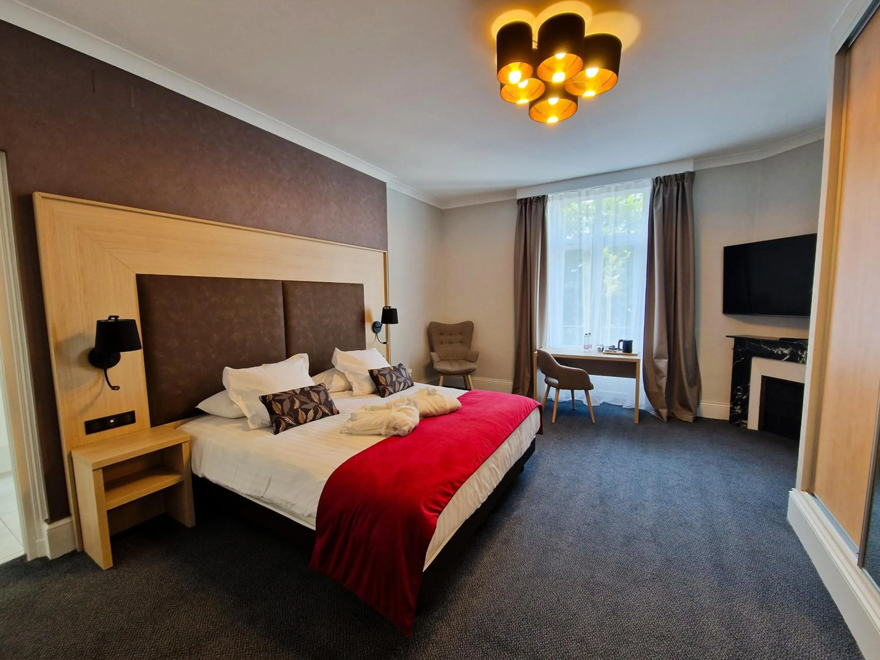 Bedroom, Bed in La Souveraine