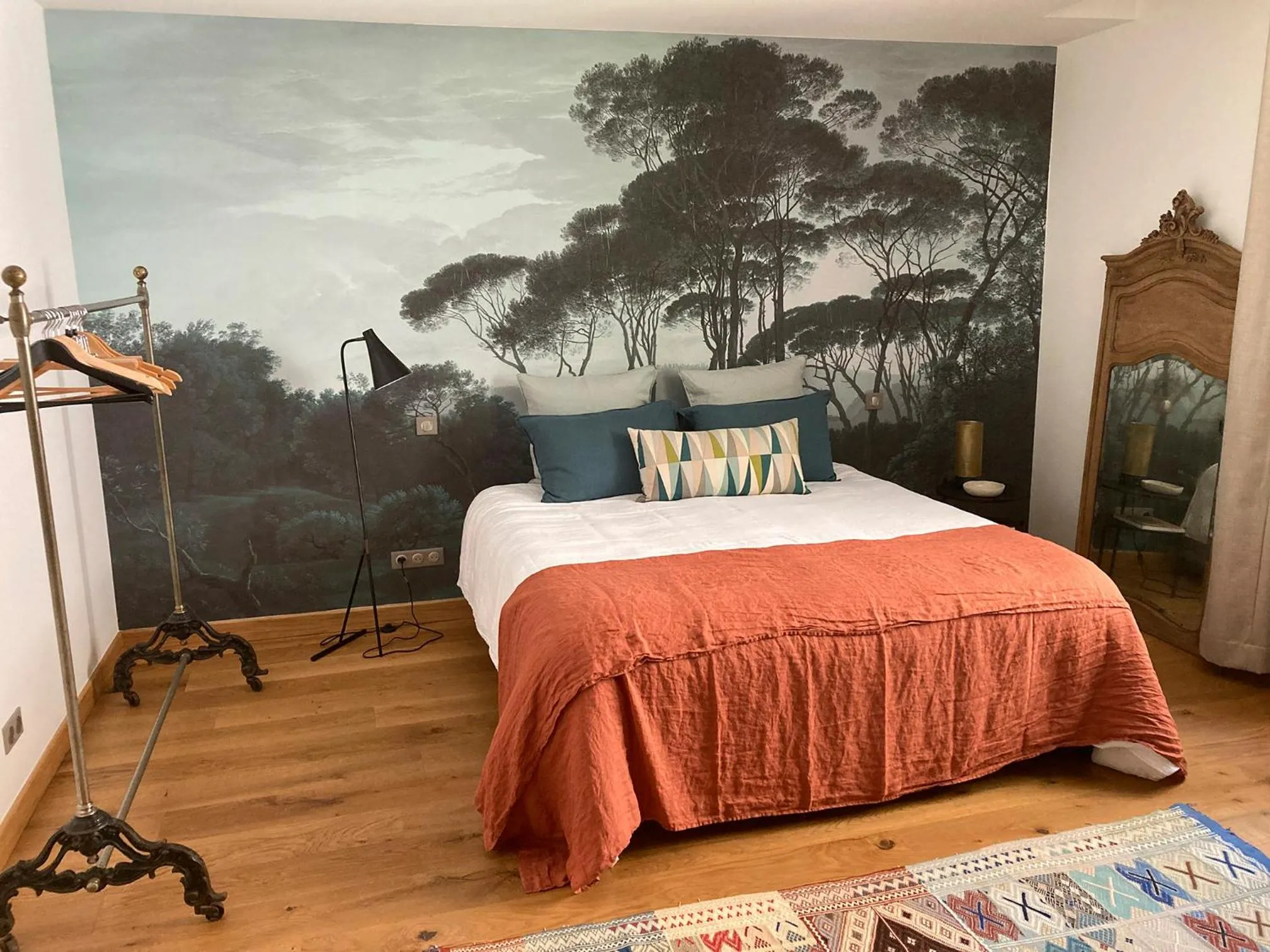 Photo of the whole room, Bed in le secret du chat