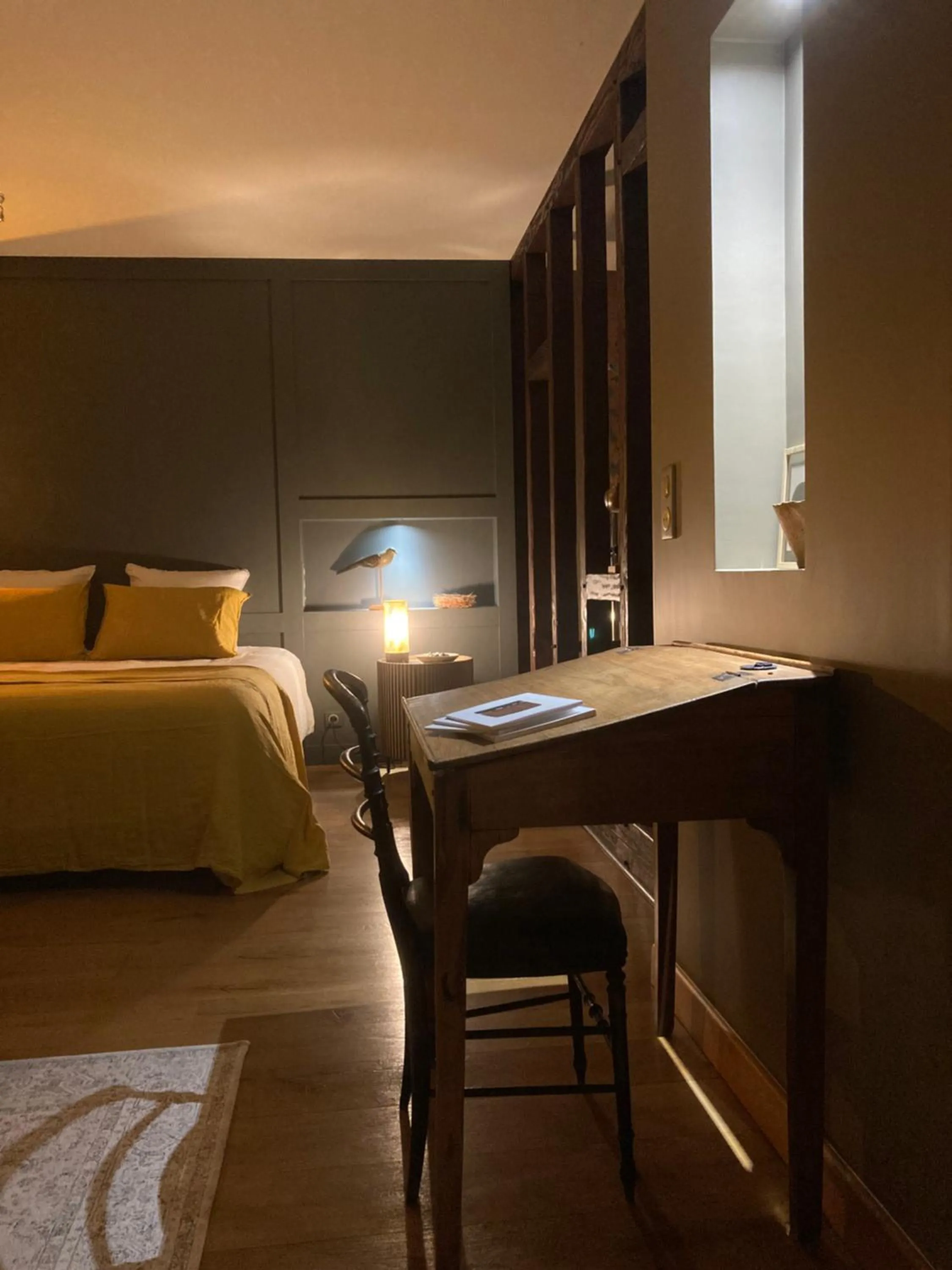 Seating area, Bed in le secret du chat