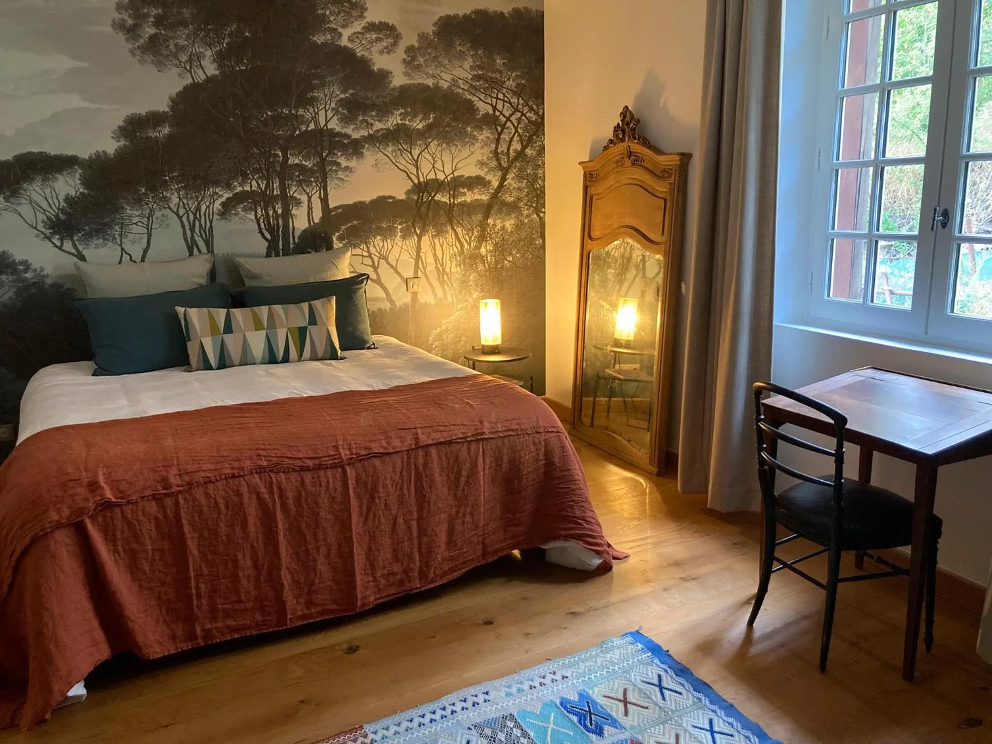 Photo of the whole room, Bed in le secret du chat