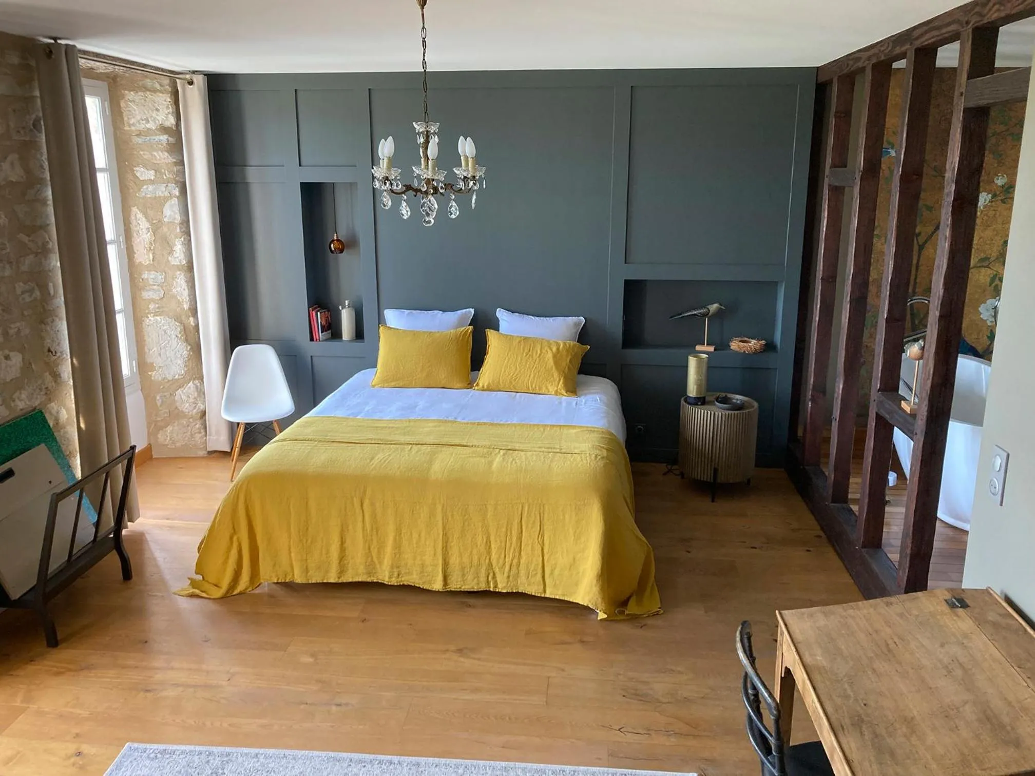 Photo of the whole room, Bed in le secret du chat