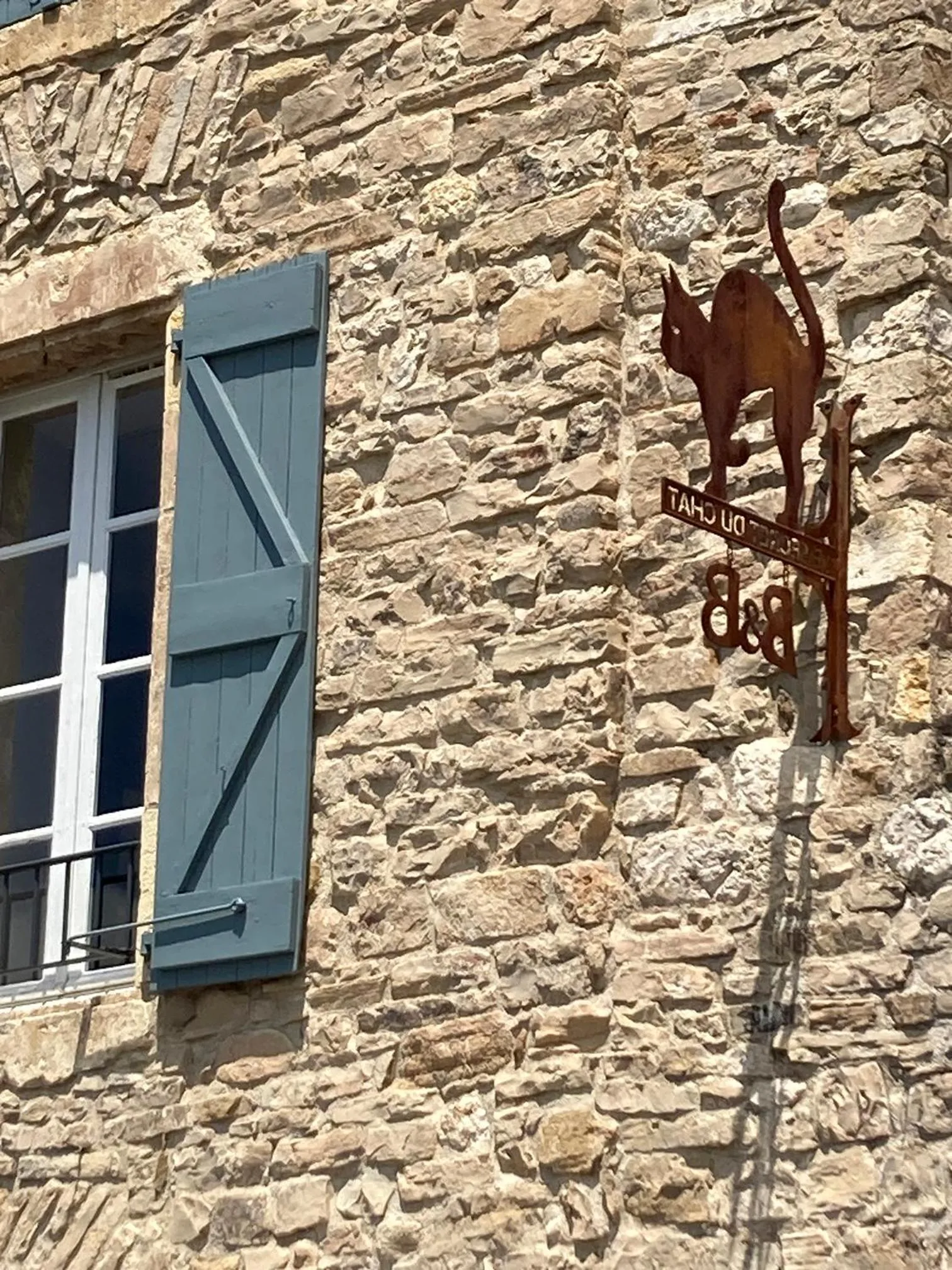 Property building in le secret du chat