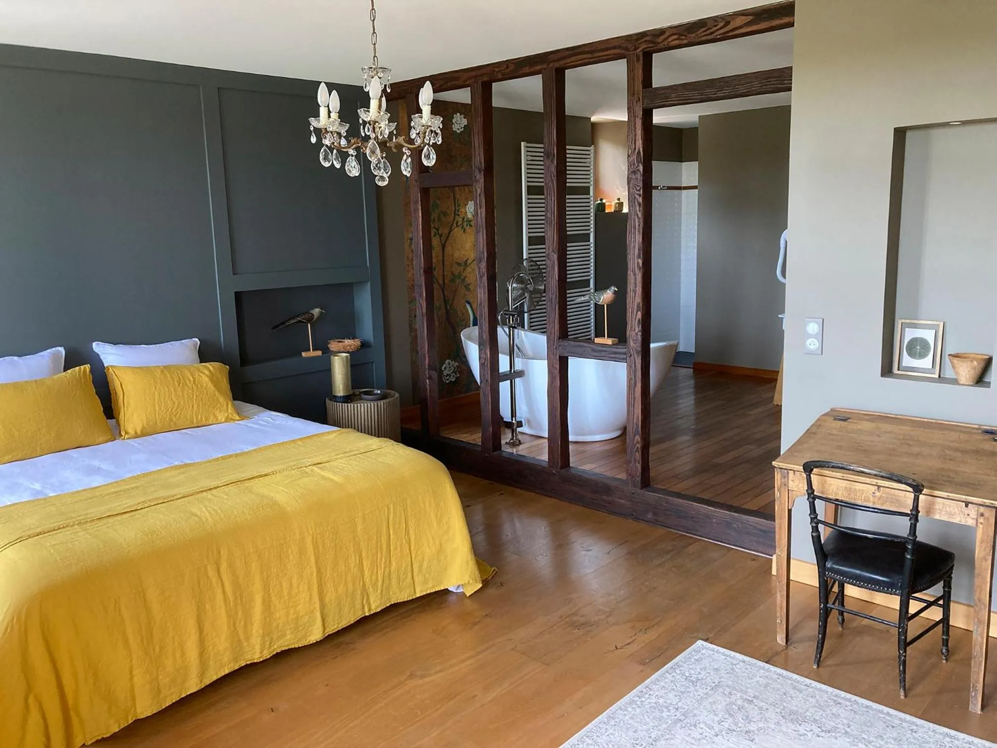 Photo of the whole room, Bed in le secret du chat