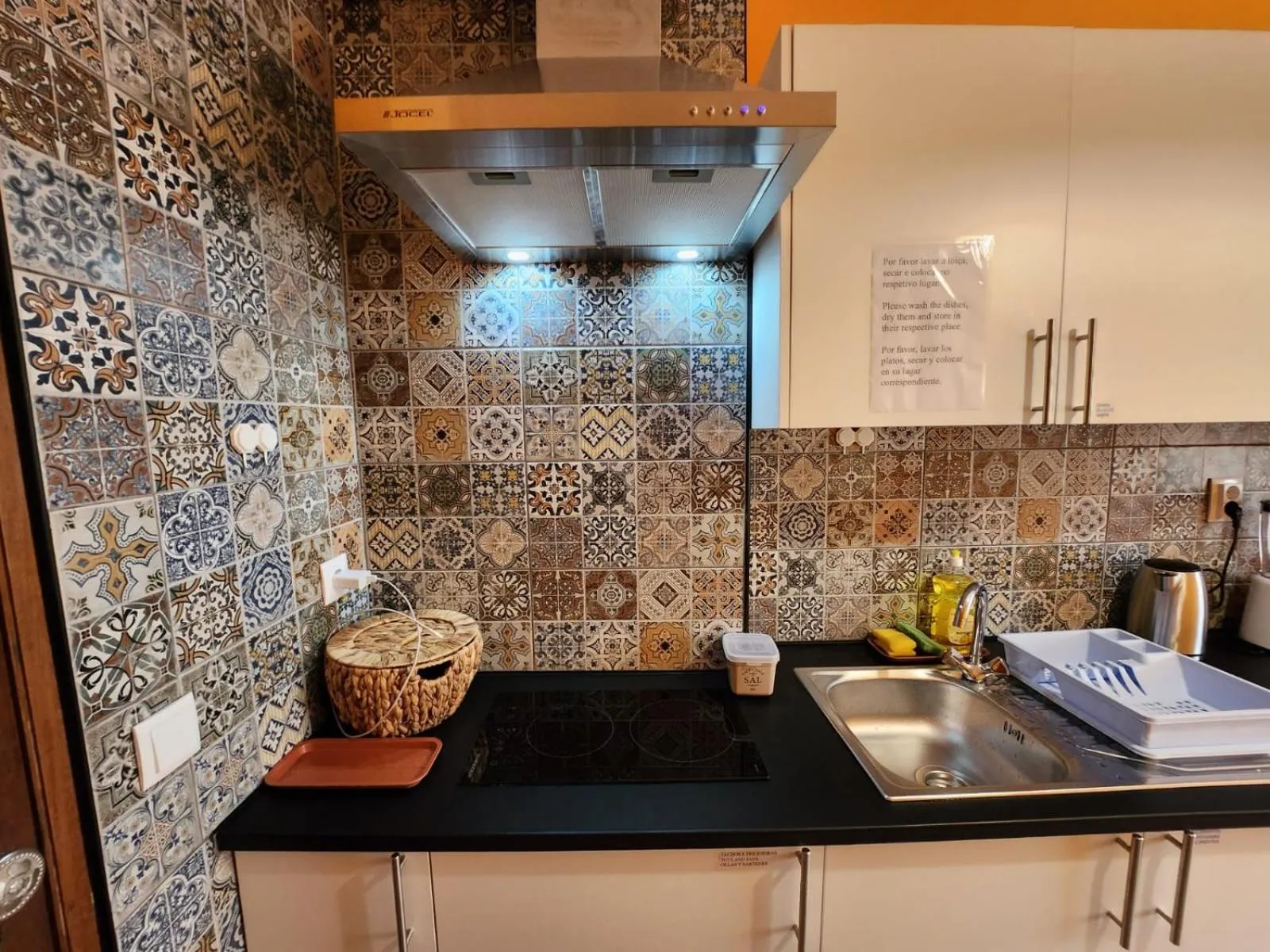 Communal kitchen in Casa do Sol Algarve
