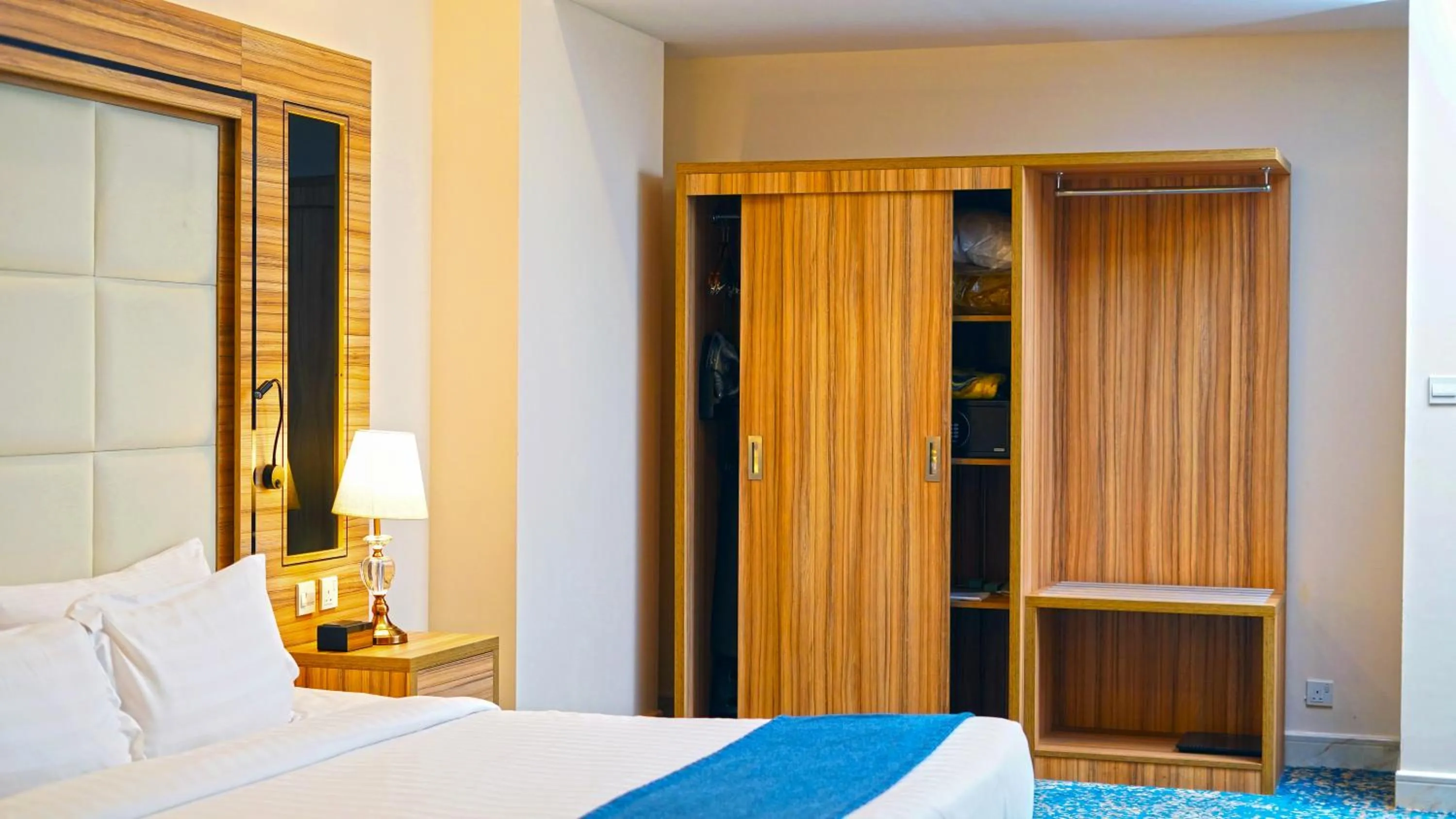 wardrobe, Bed in Casa Diora Hotel Al Naseem
