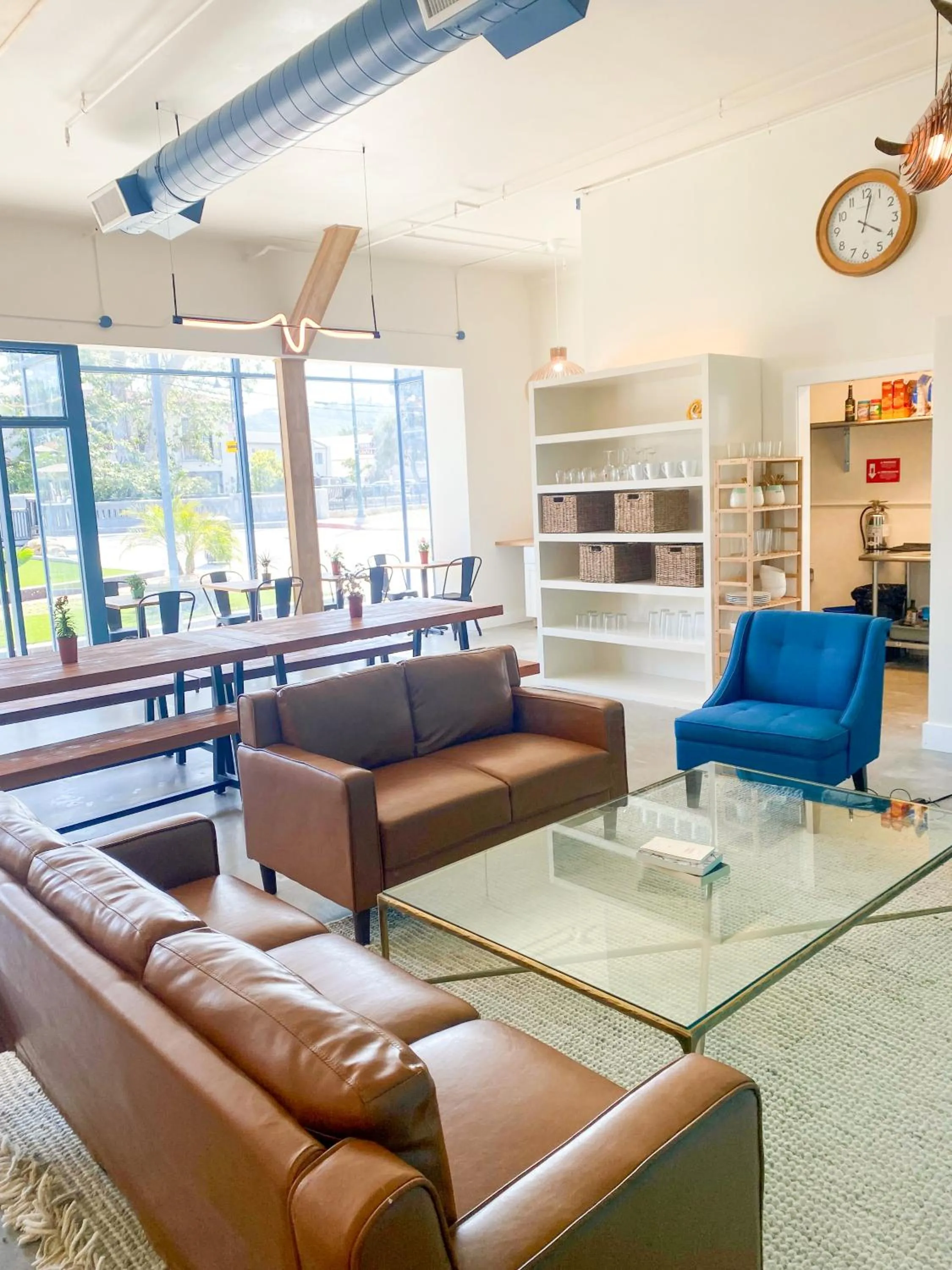 Communal lounge/ TV room in ITH Santa Barbara Surf Hostel