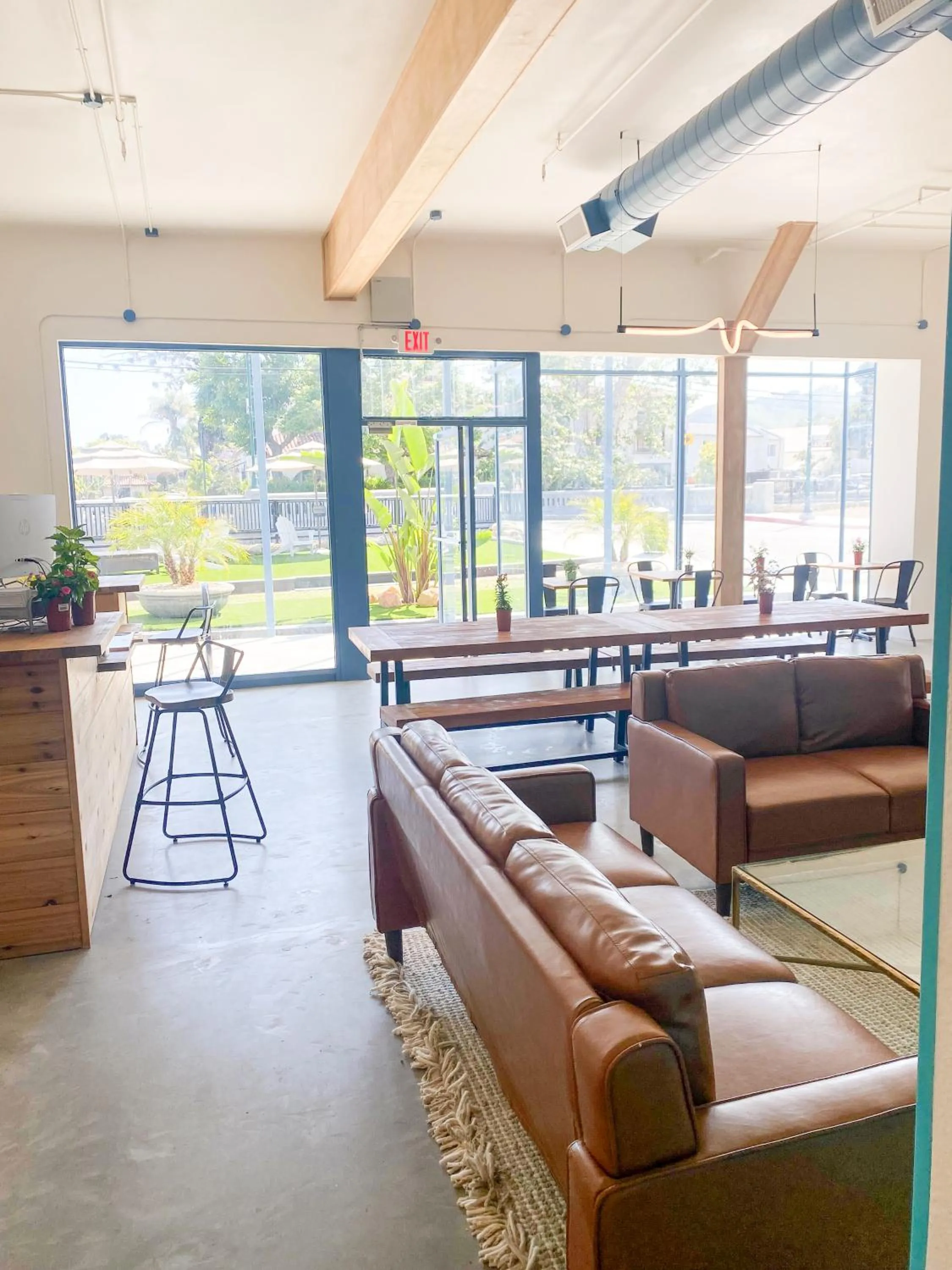 Communal lounge/ TV room in ITH Santa Barbara Surf Hostel