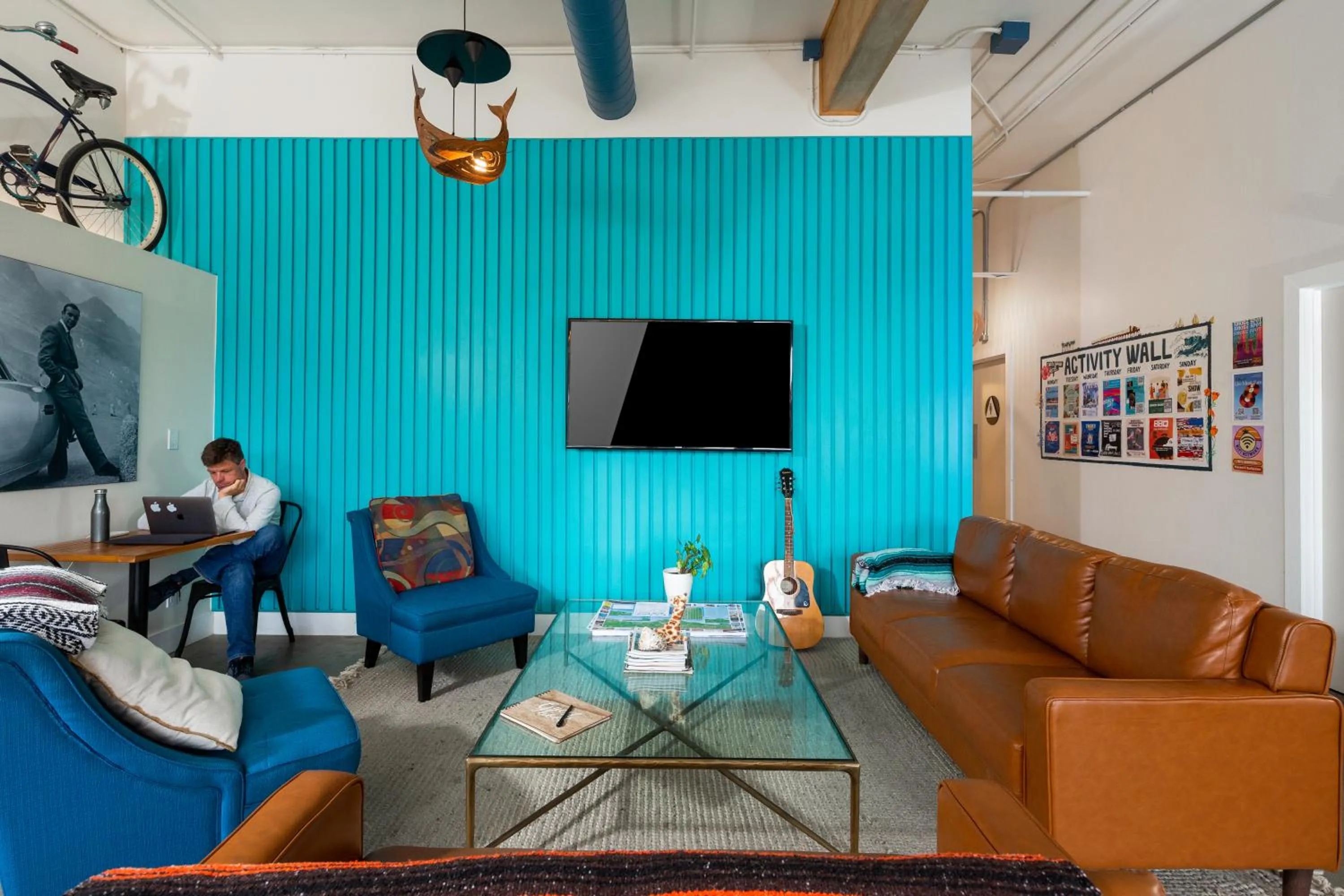 Communal lounge/ TV room in ITH Santa Barbara Surf Hostel