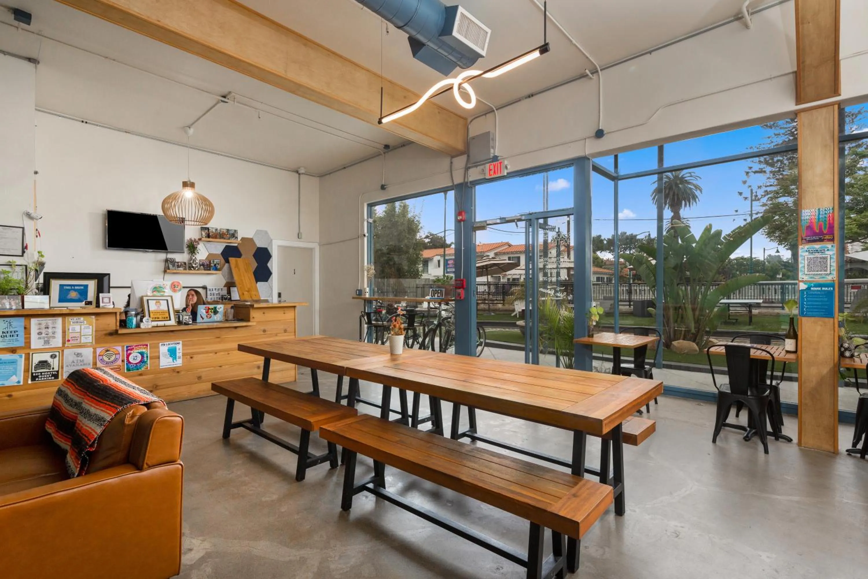 Communal lounge/ TV room in ITH Santa Barbara Surf Hostel