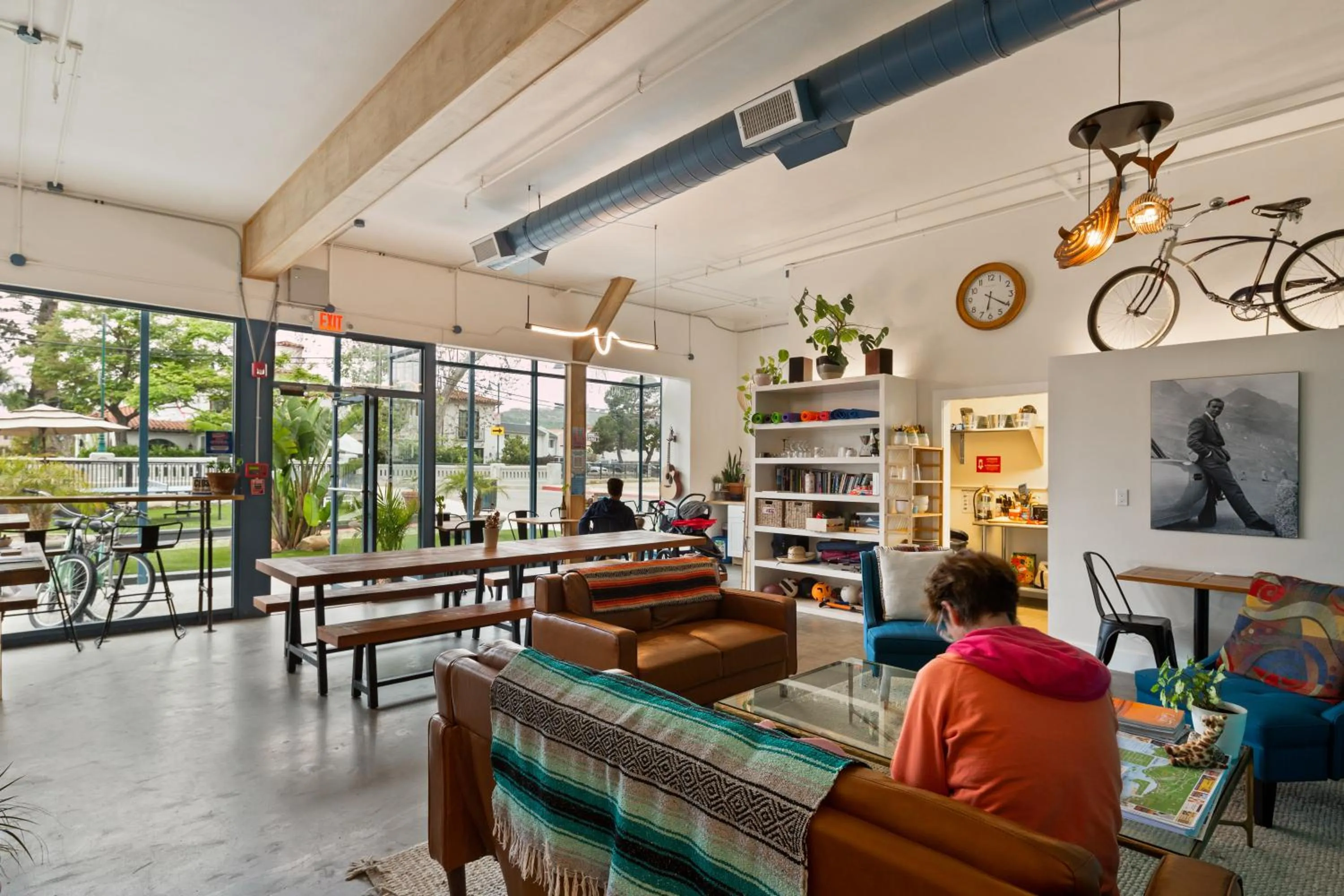 Communal lounge/ TV room in ITH Santa Barbara Surf Hostel