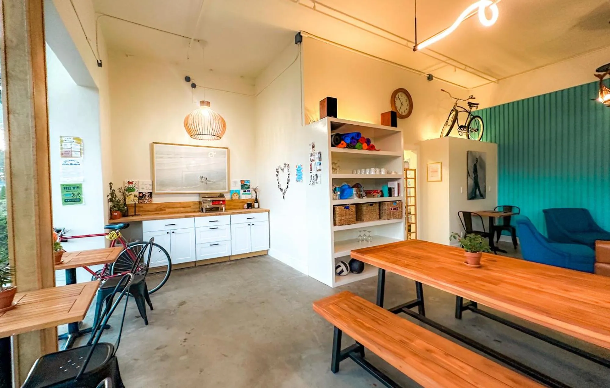 Dining area in ITH Santa Barbara Surf Hostel