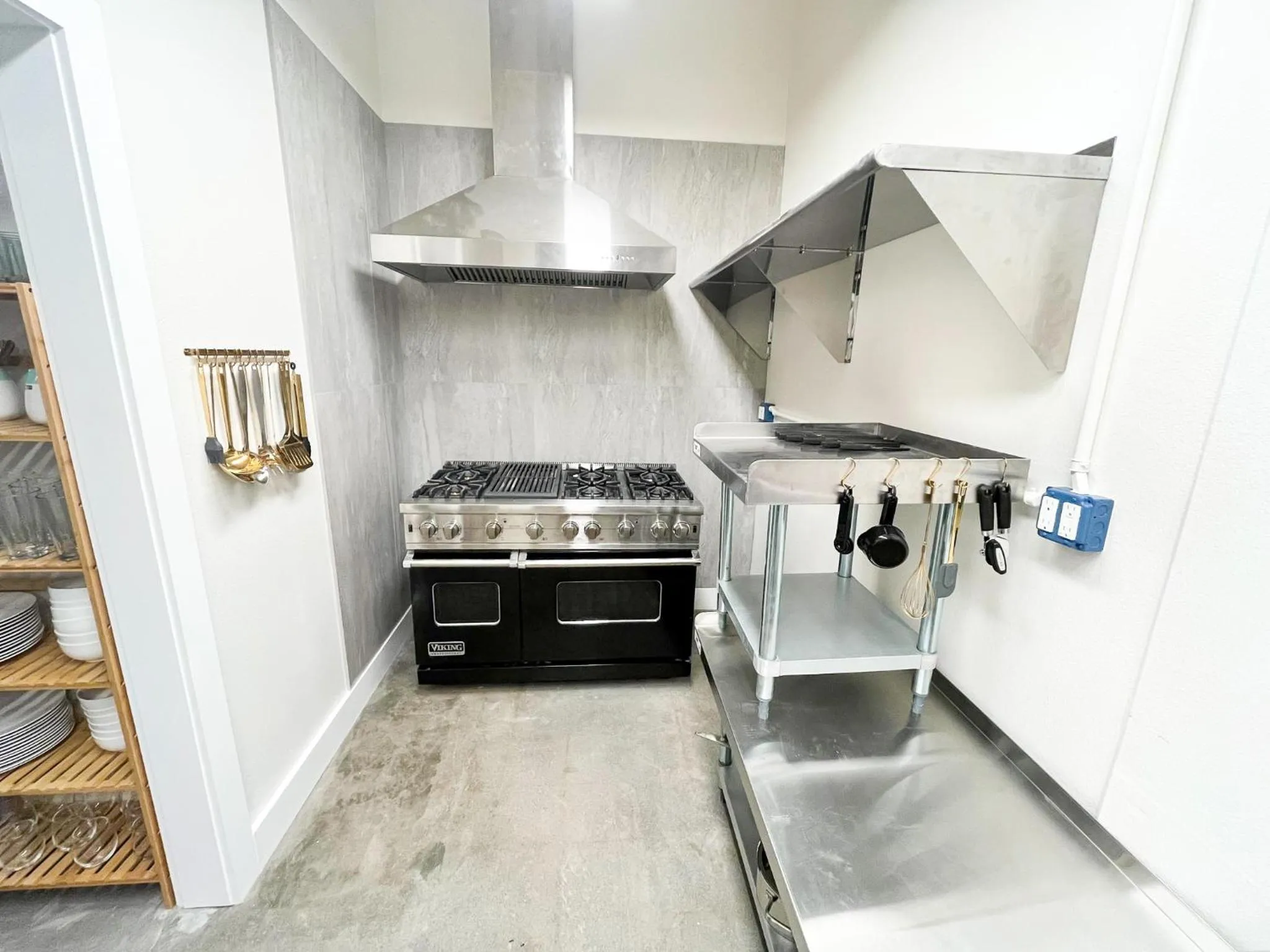 Communal kitchen in ITH Santa Barbara Surf Hostel