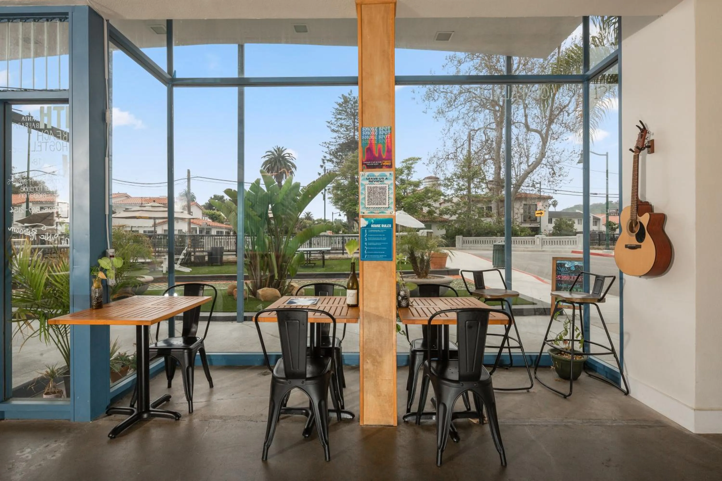 Communal lounge/ TV room in ITH Santa Barbara Surf Hostel