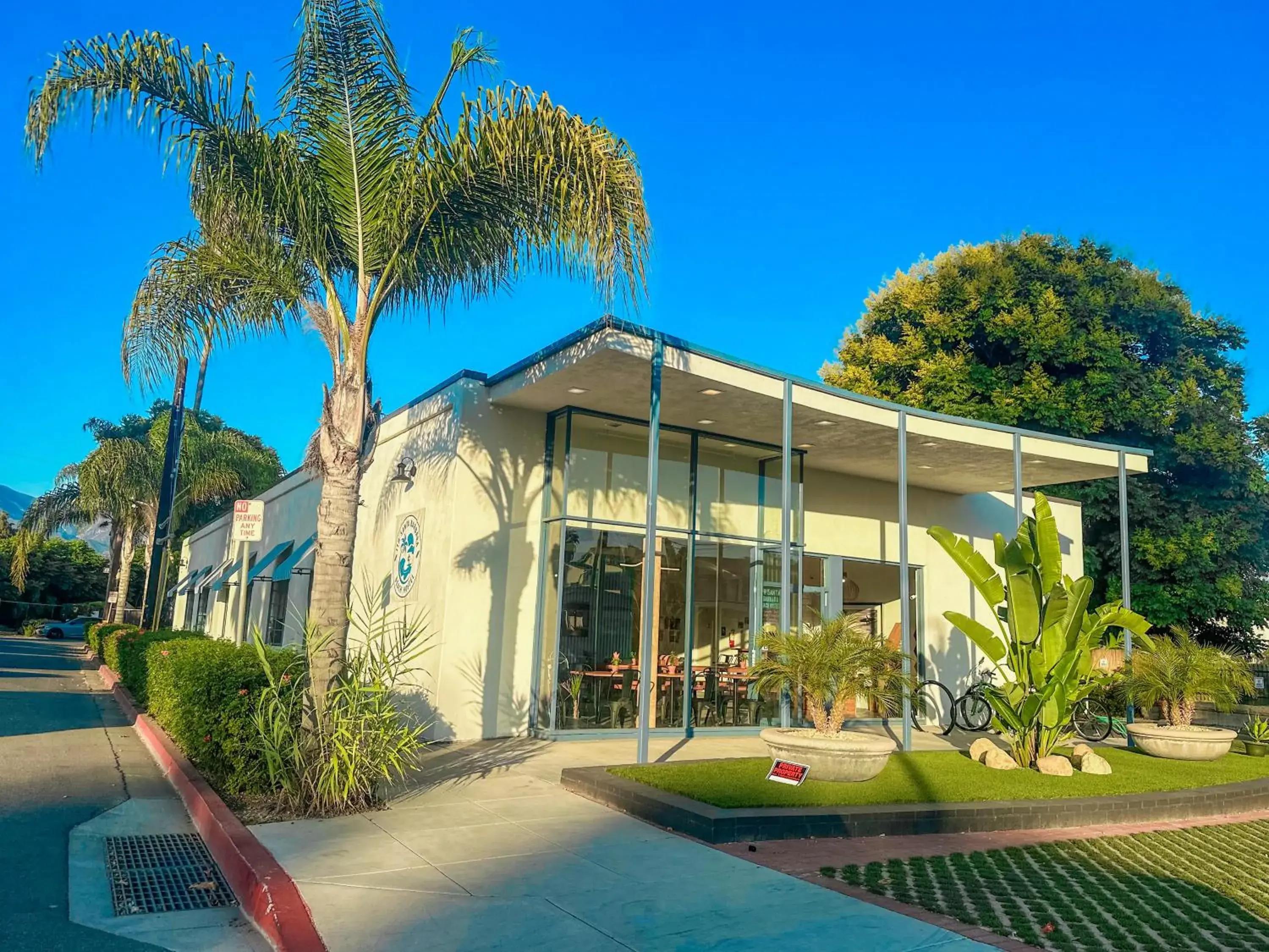 Property building in ITH Santa Barbara Surf Hostel Property building in ITH Santa Barbara Surf Hostel