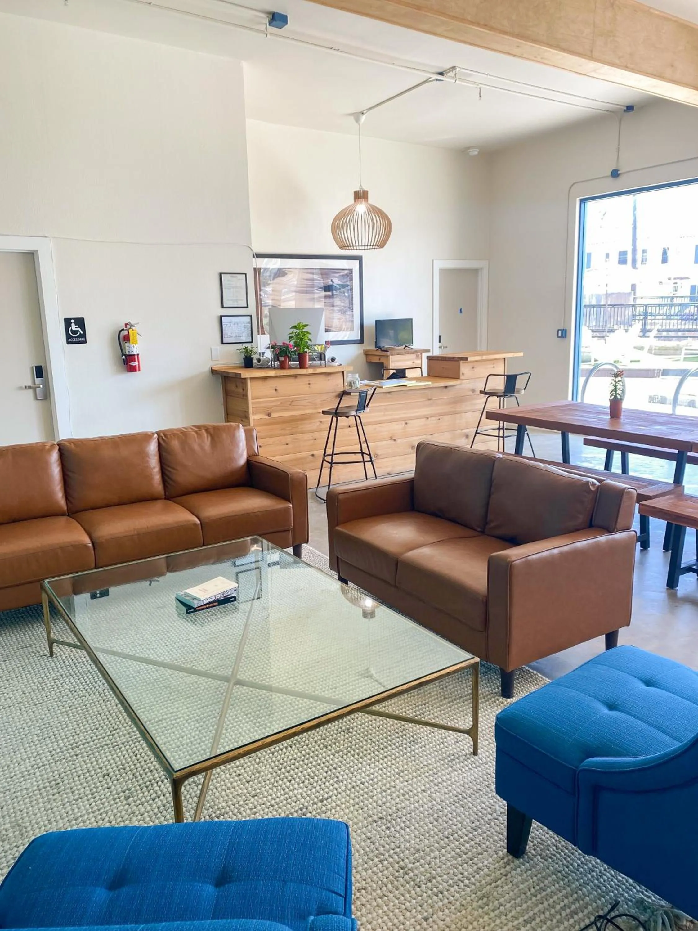 Communal lounge/ TV room in ITH Santa Barbara Surf Hostel