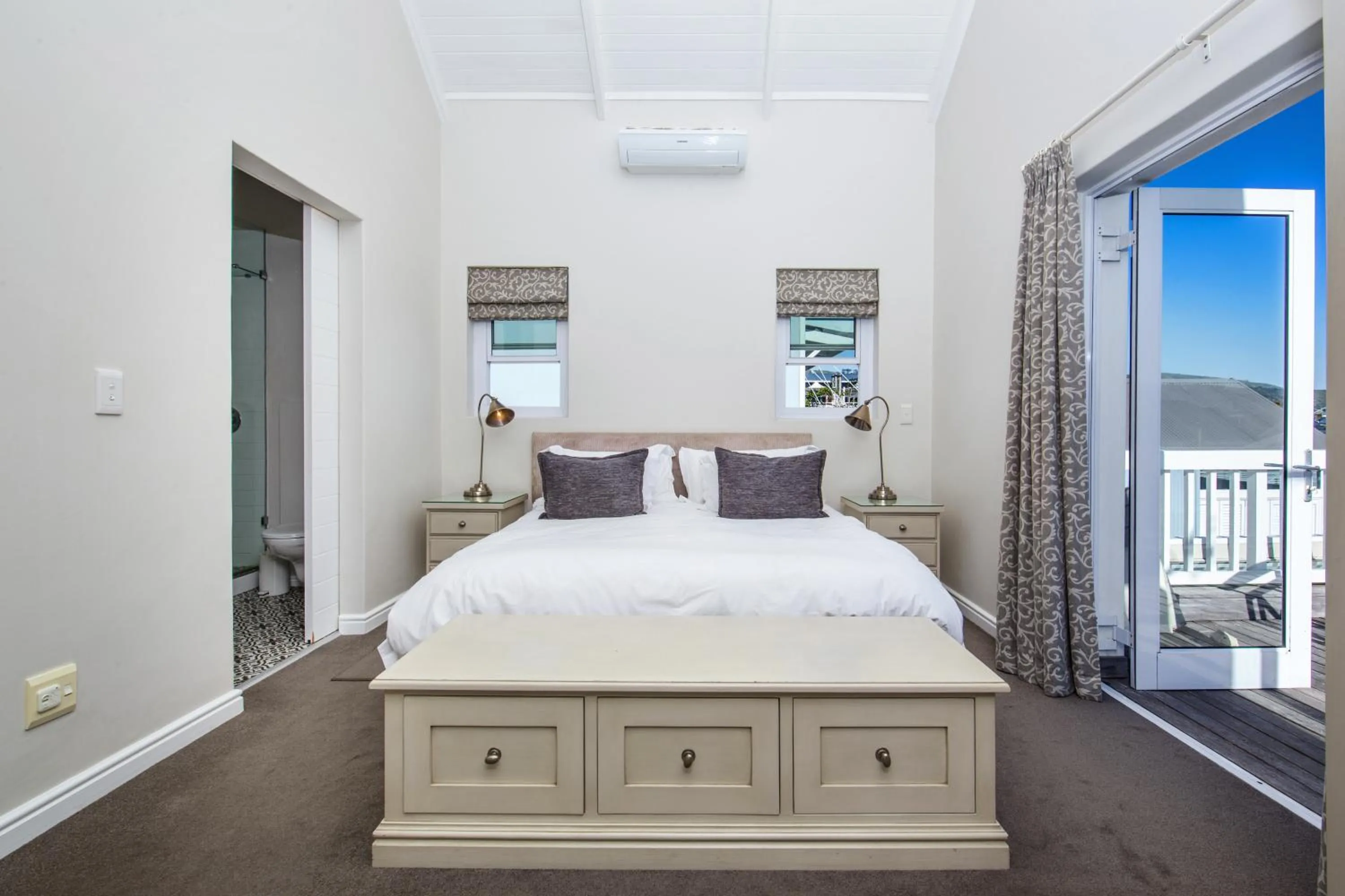Bed in Thesen Island Holiday House