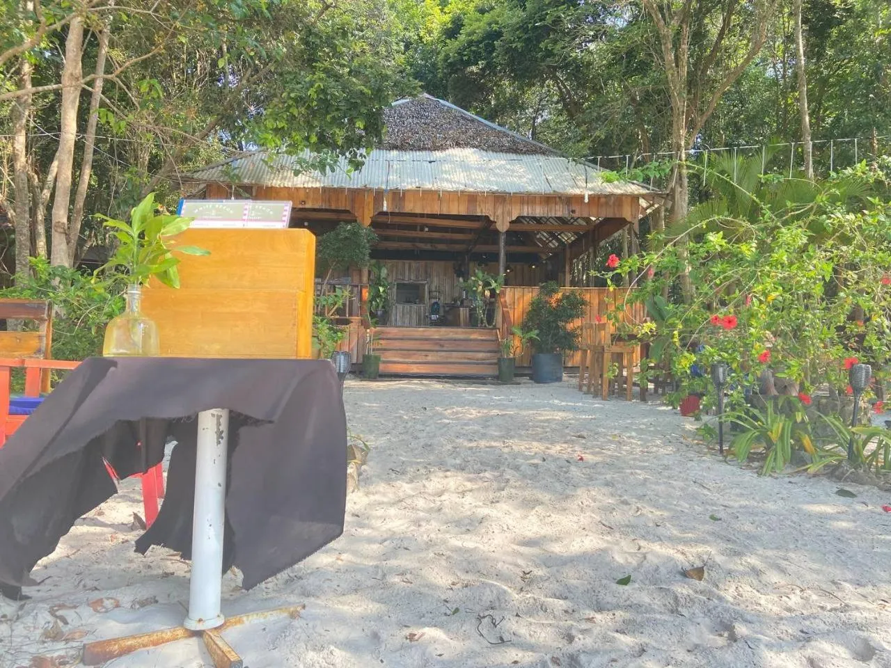 Restaurant/places to eat in White Beach Bungalows