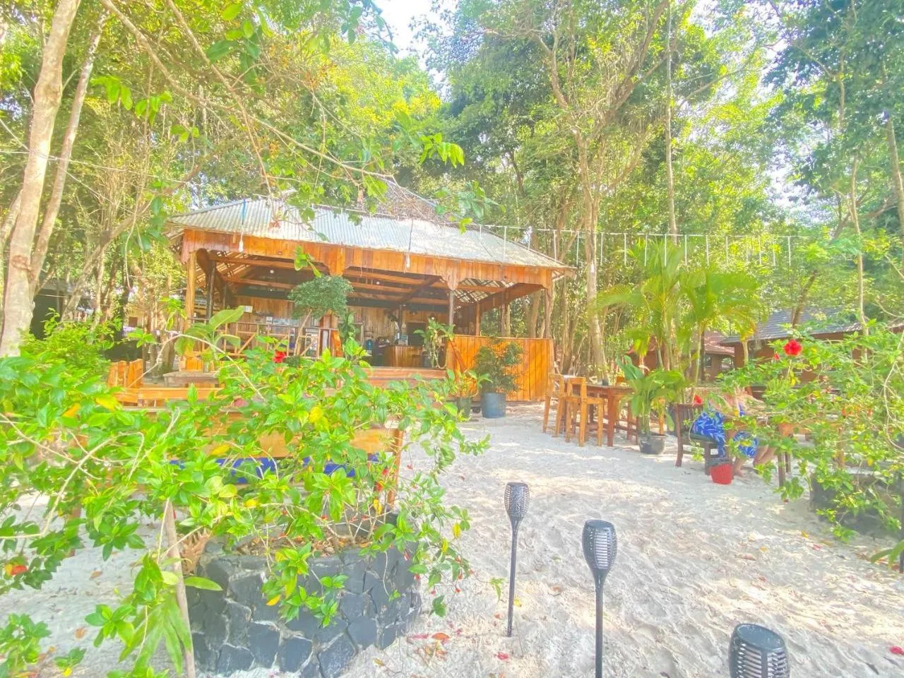 Restaurant/places to eat in White Beach Bungalows