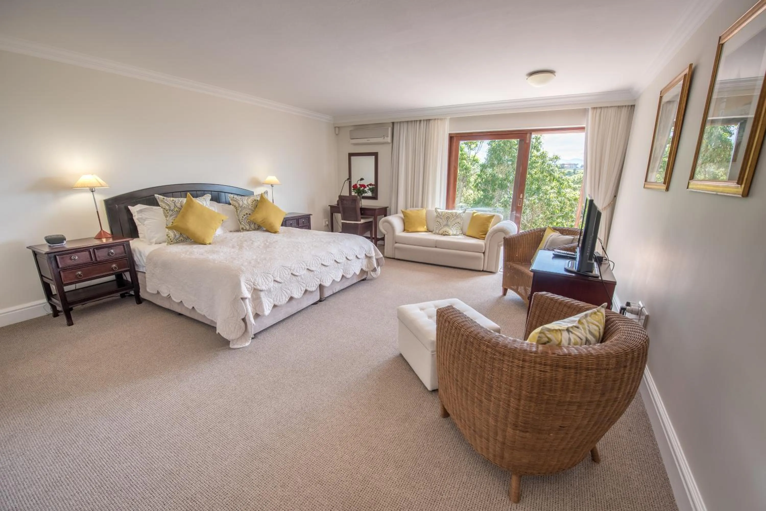 Photo of the whole room, Bed in La Vista Lodge