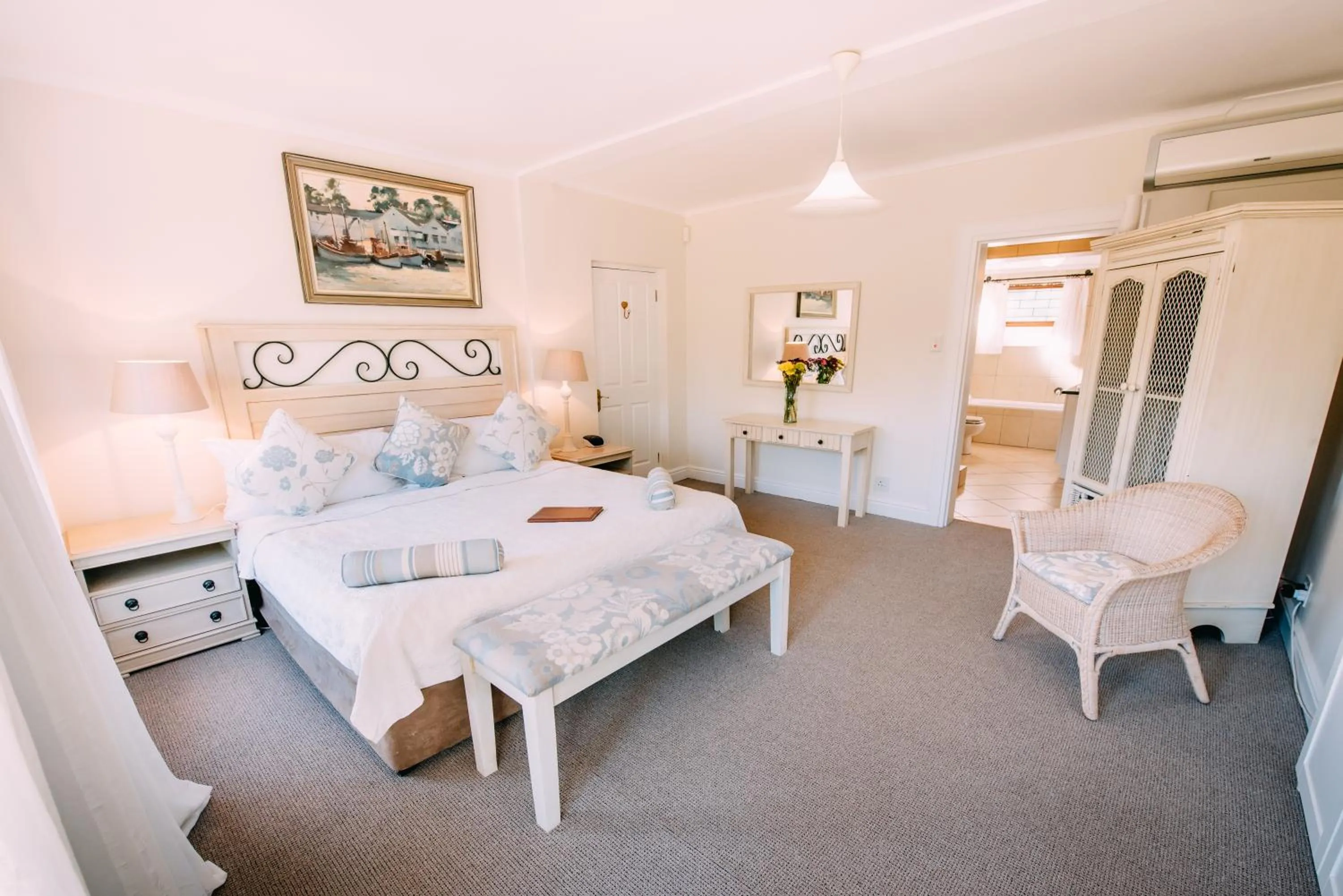 Photo of the whole room, Bed in La Vista Lodge