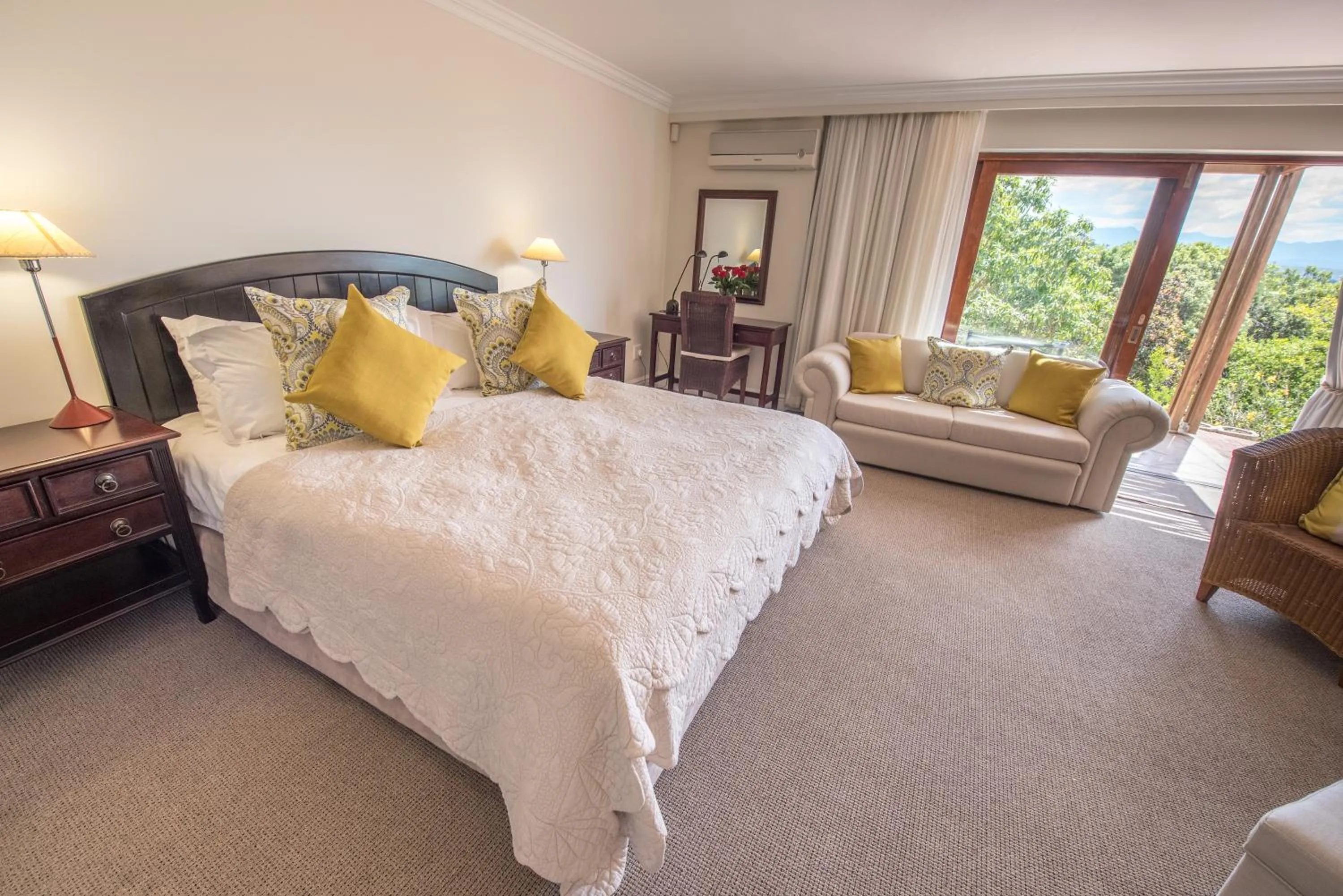 Photo of the whole room, Bed in La Vista Lodge