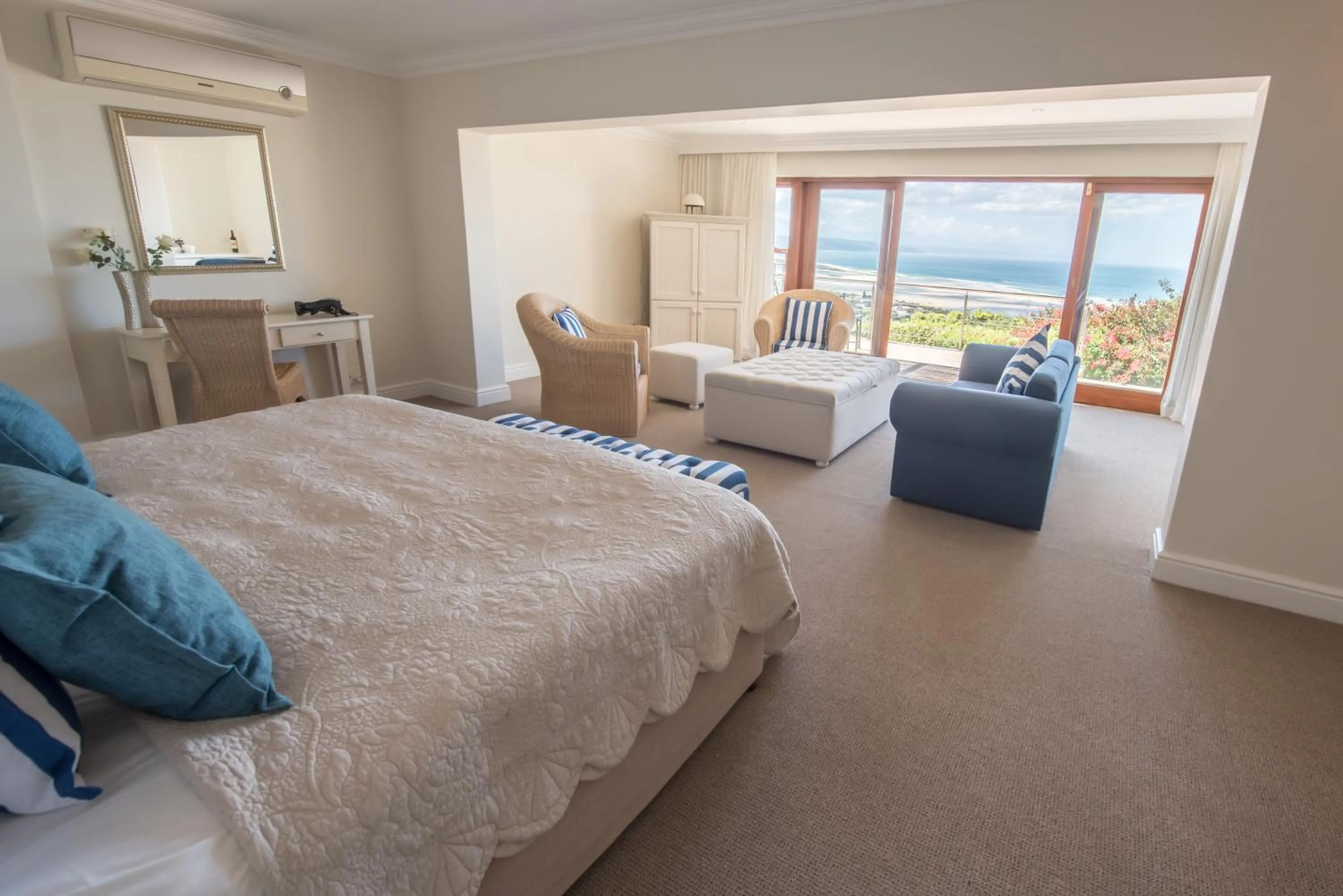 Photo of the whole room, Bed in La Vista Lodge