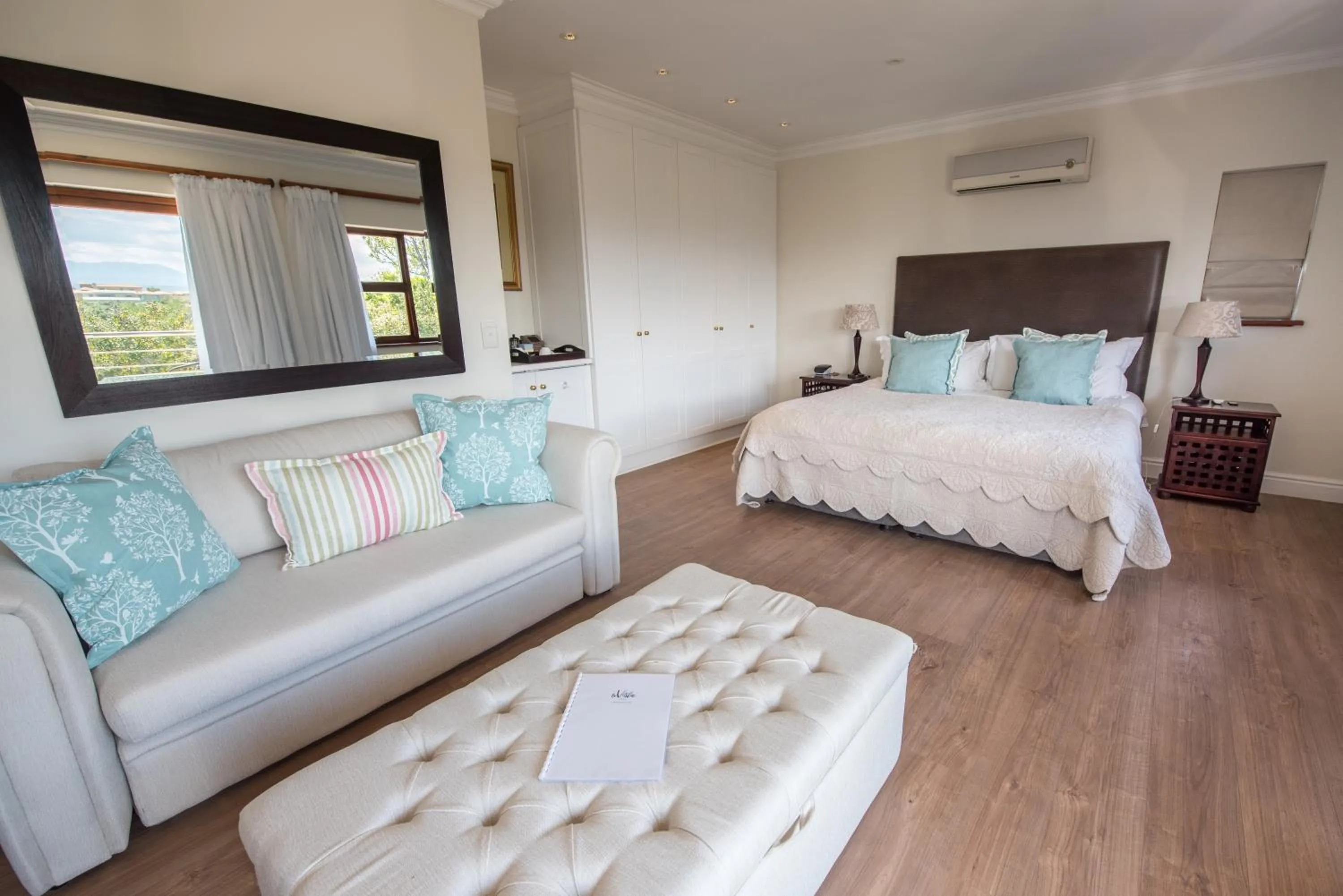 Photo of the whole room, Bed in La Vista Lodge