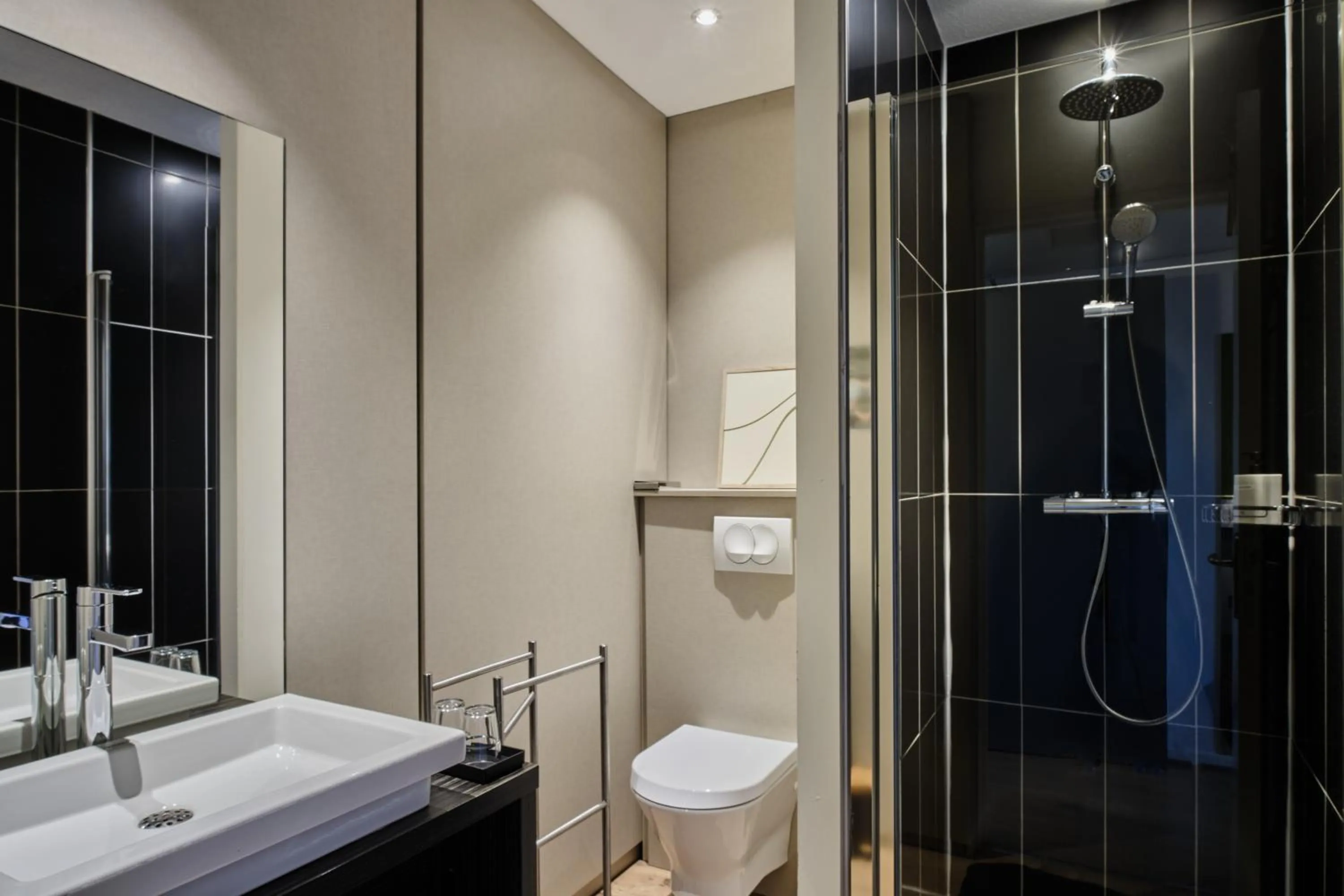 Bathroom in The Originals City, Hôtel Quai33, Saint-Etienne - Gare Chateaucreux