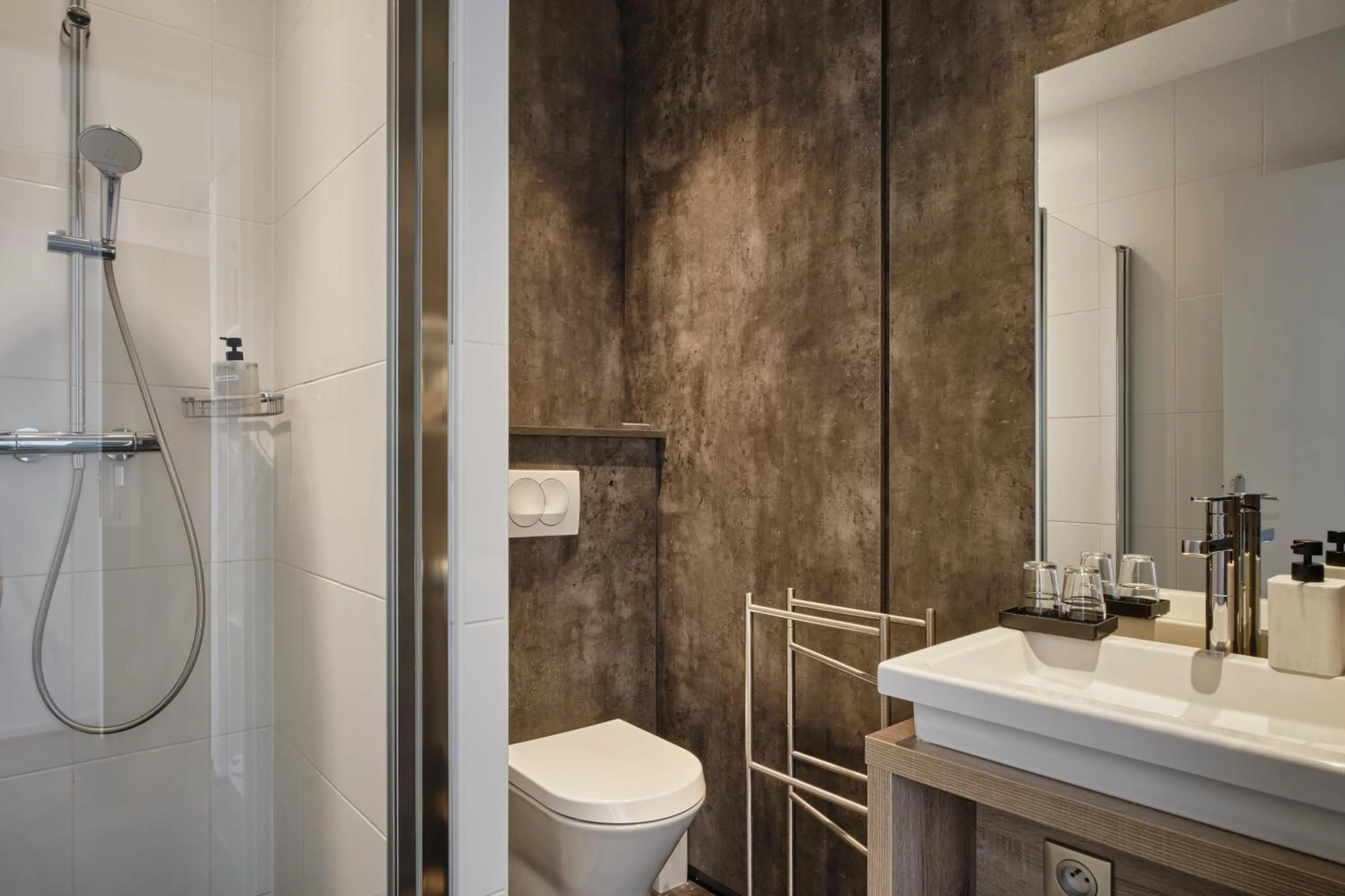 Bathroom in The Originals City, Hôtel Quai33, Saint-Etienne - Gare Chateaucreux