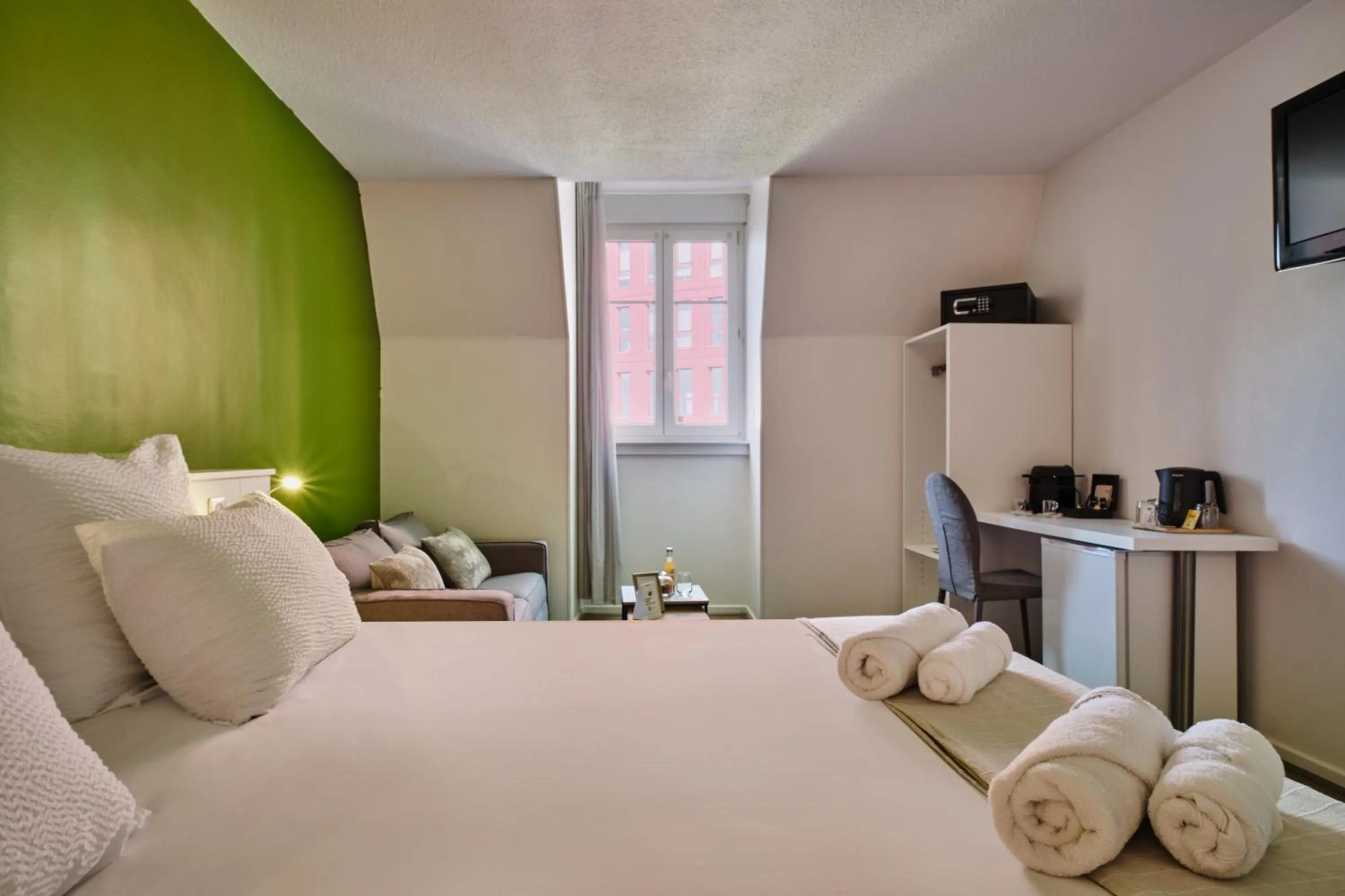 Bedroom, Bed in The Originals City, Hôtel Quai33, Saint-Etienne - Gare Chateaucreux