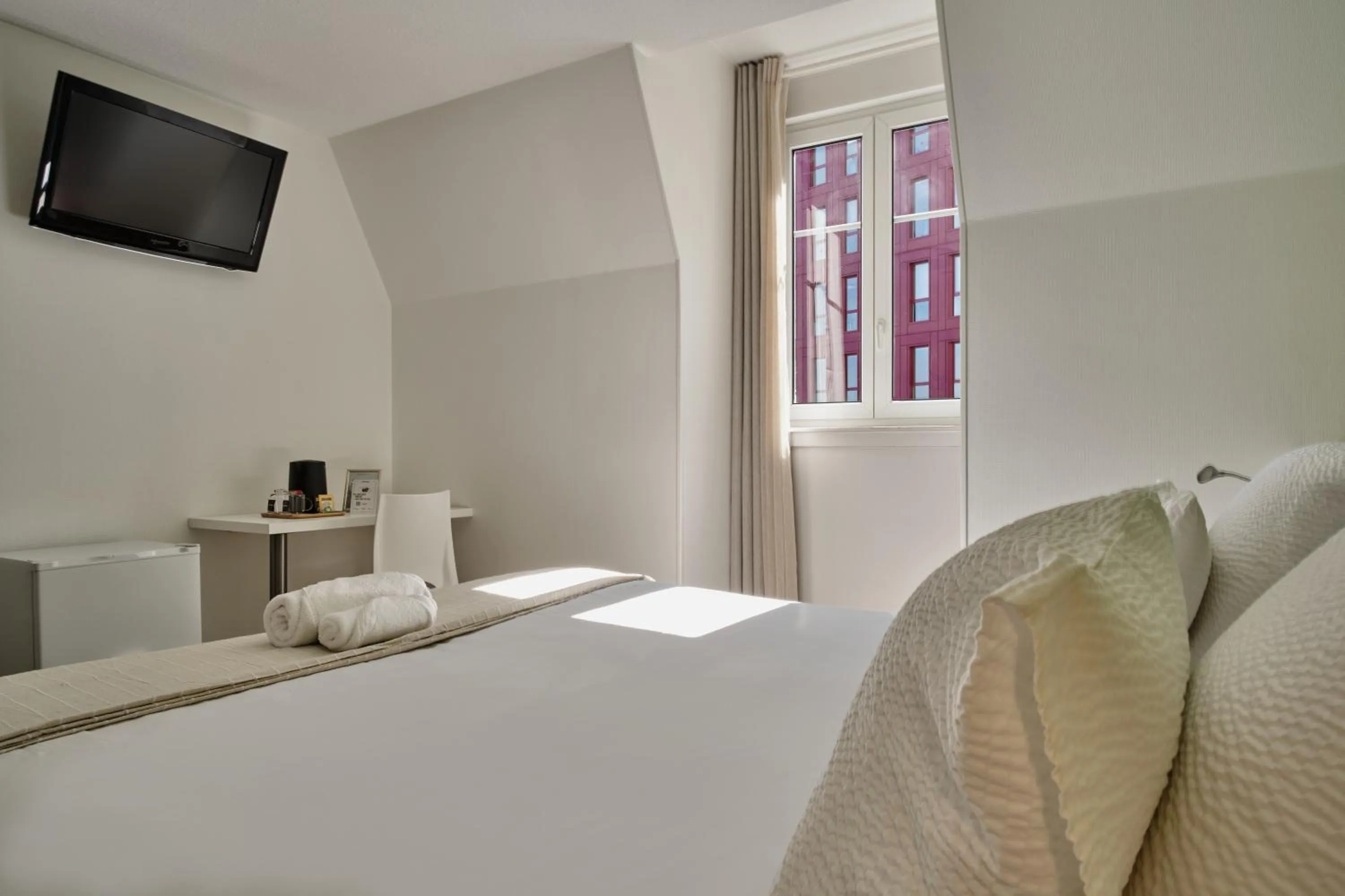 Bedroom, Bed in The Originals City, Hôtel Quai33, Saint-Etienne - Gare Chateaucreux