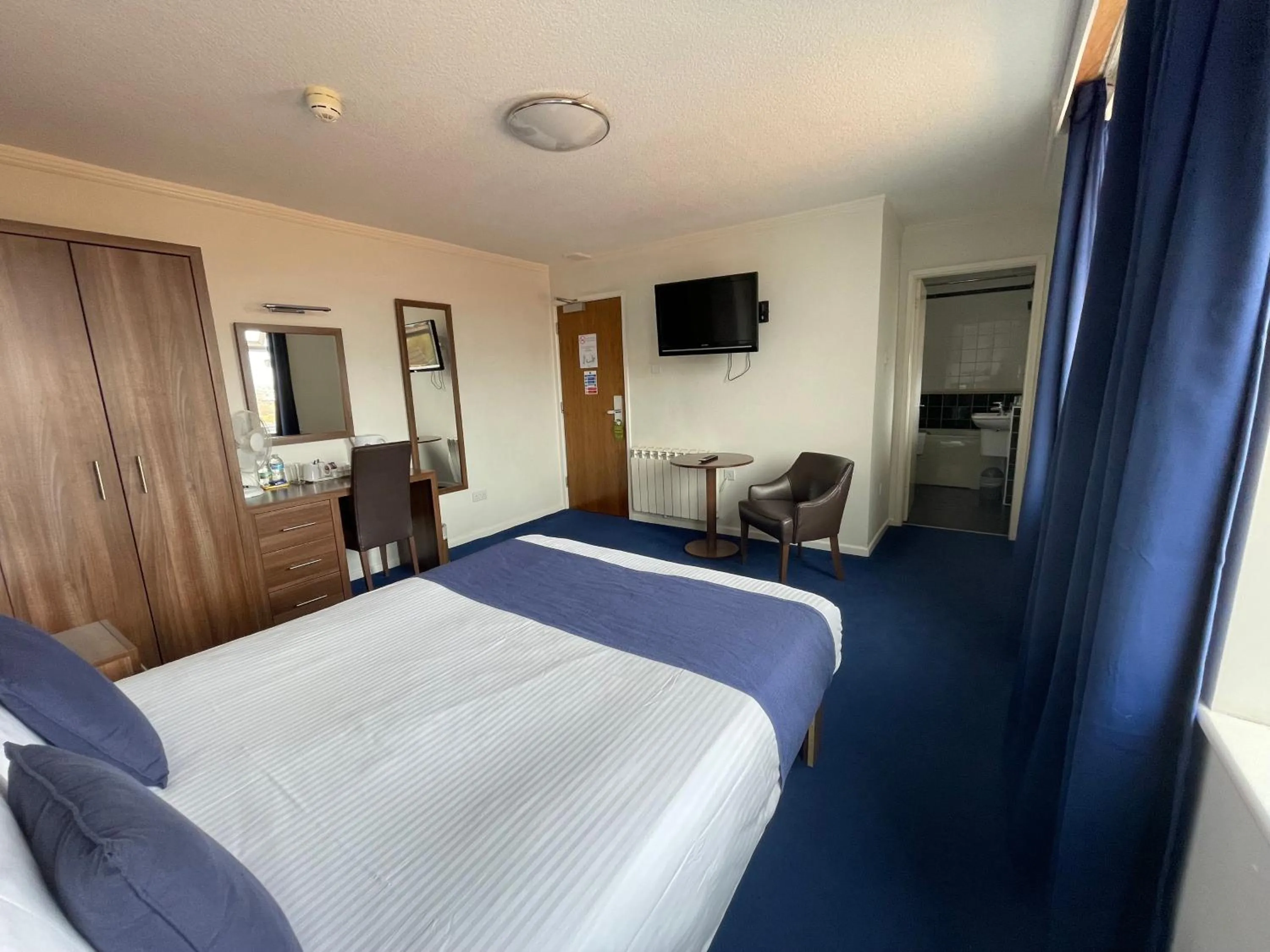 Photo of the whole room, Bed in The Continental Hotel, Derby