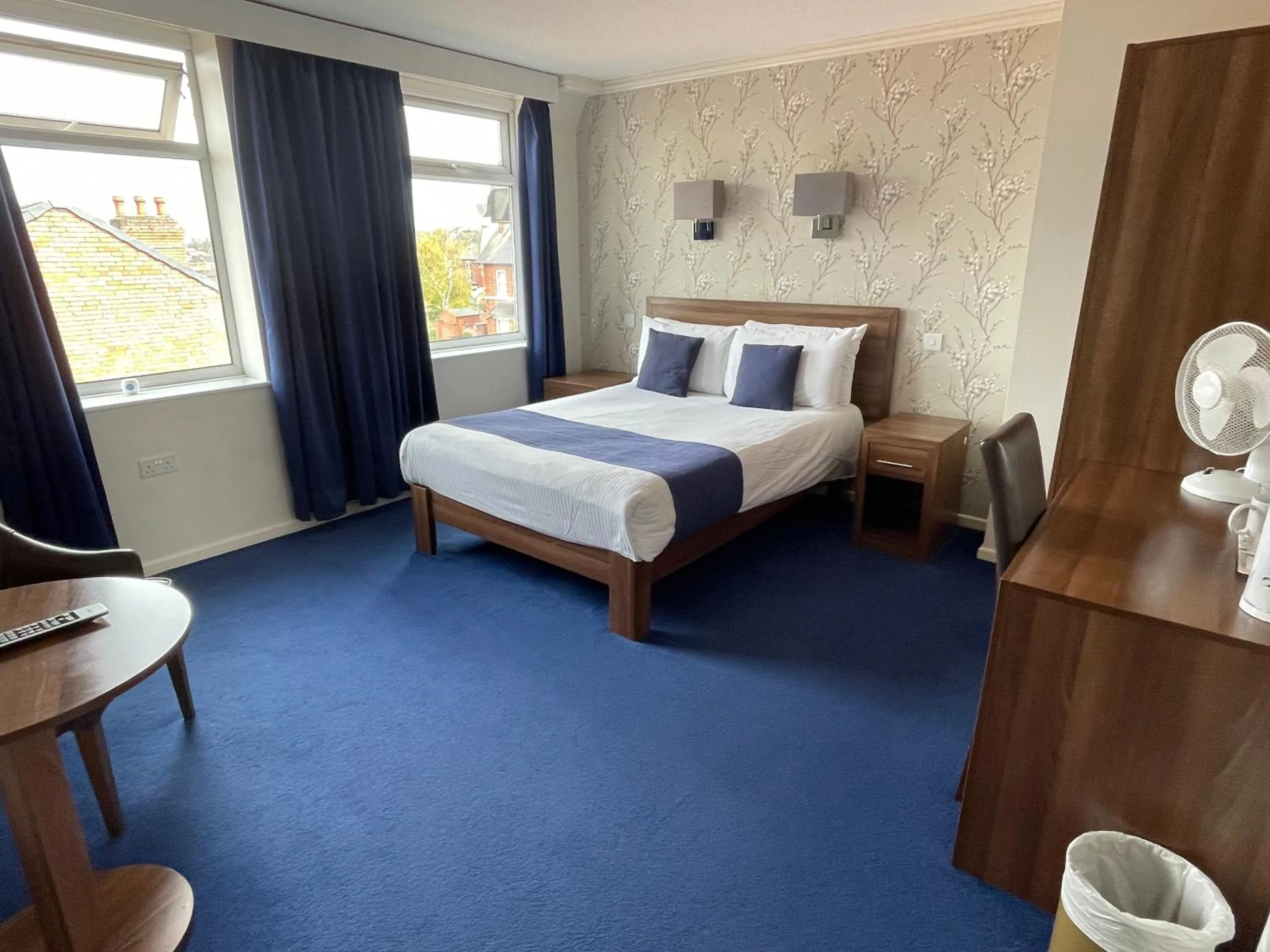 Photo of the whole room, Bed in The Continental Hotel, Derby