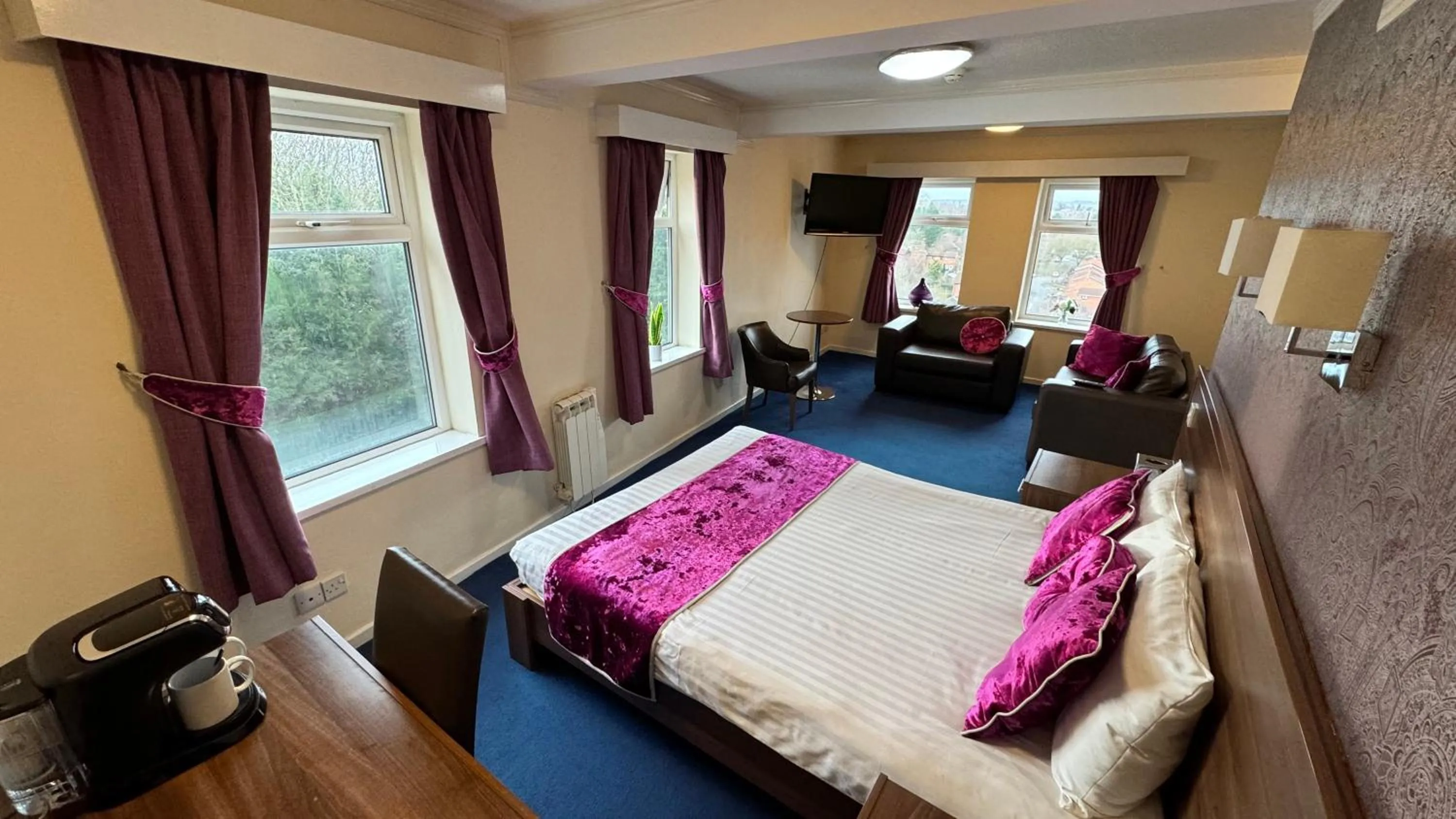 Living room, Bed in The Continental Hotel, Derby