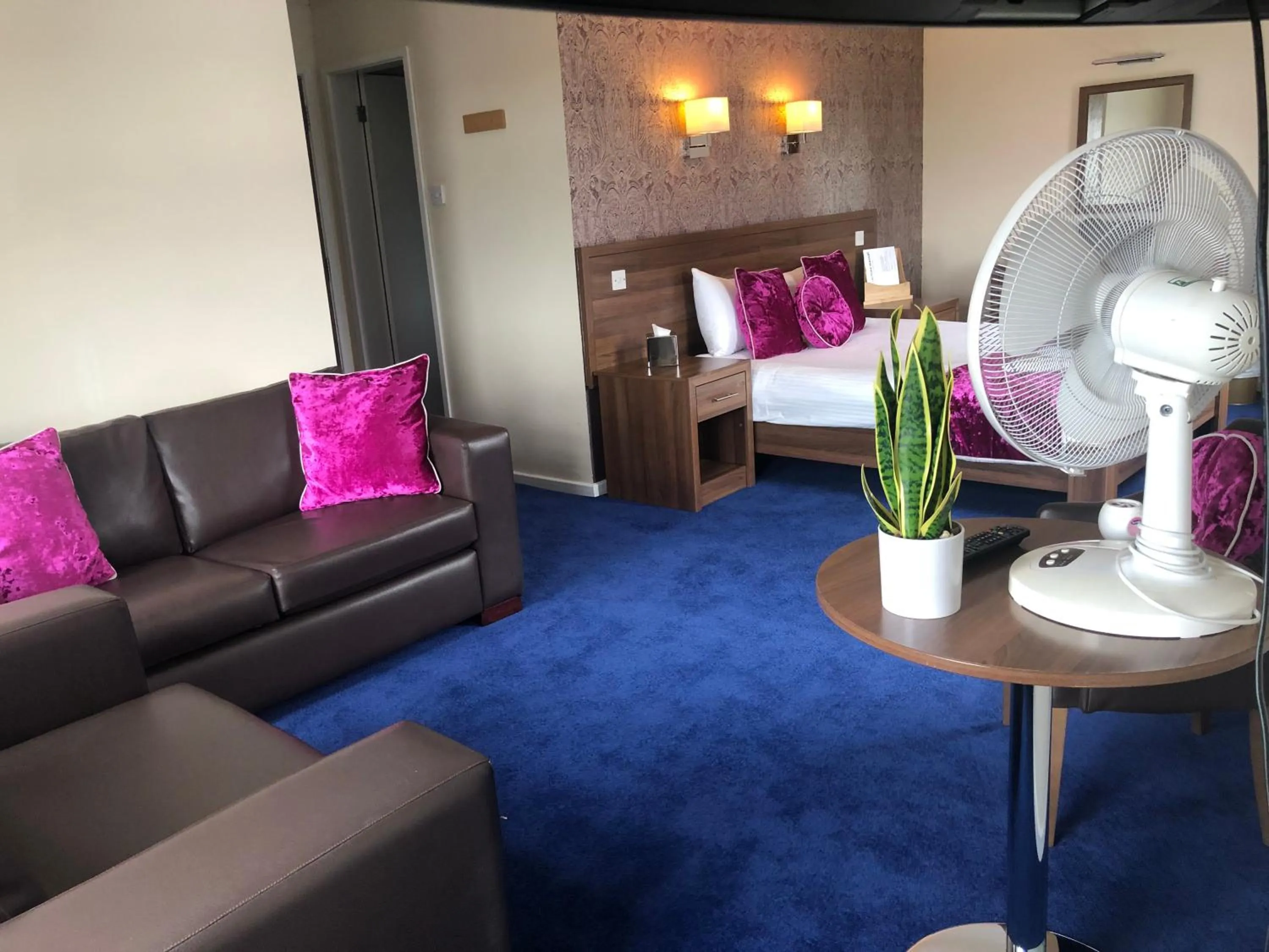 Photo of the whole room, Bed in The Continental Hotel, Derby