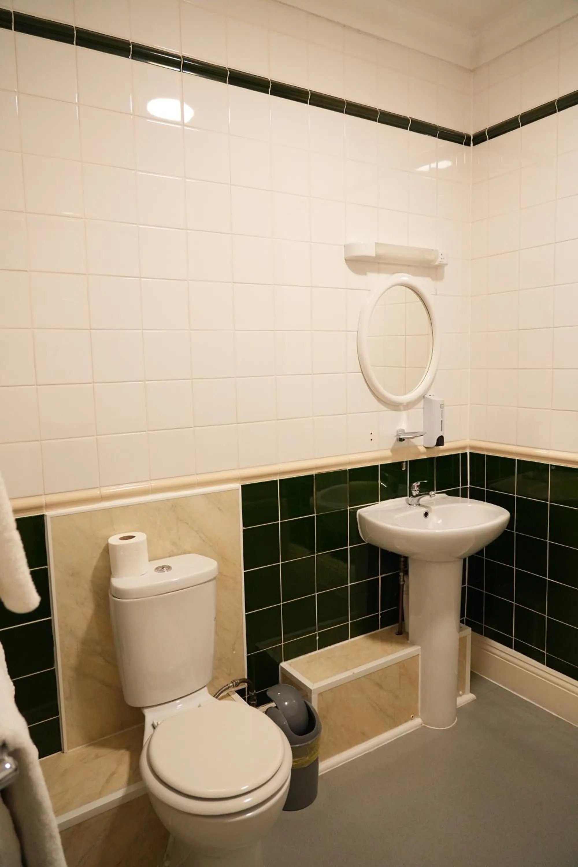 Toilet in The Continental Hotel, Derby