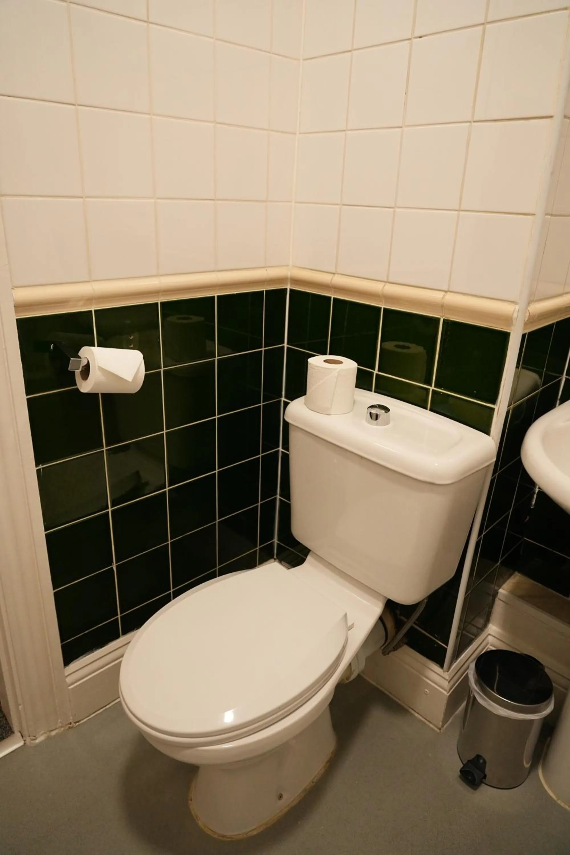 Toilet in The Continental Hotel, Derby