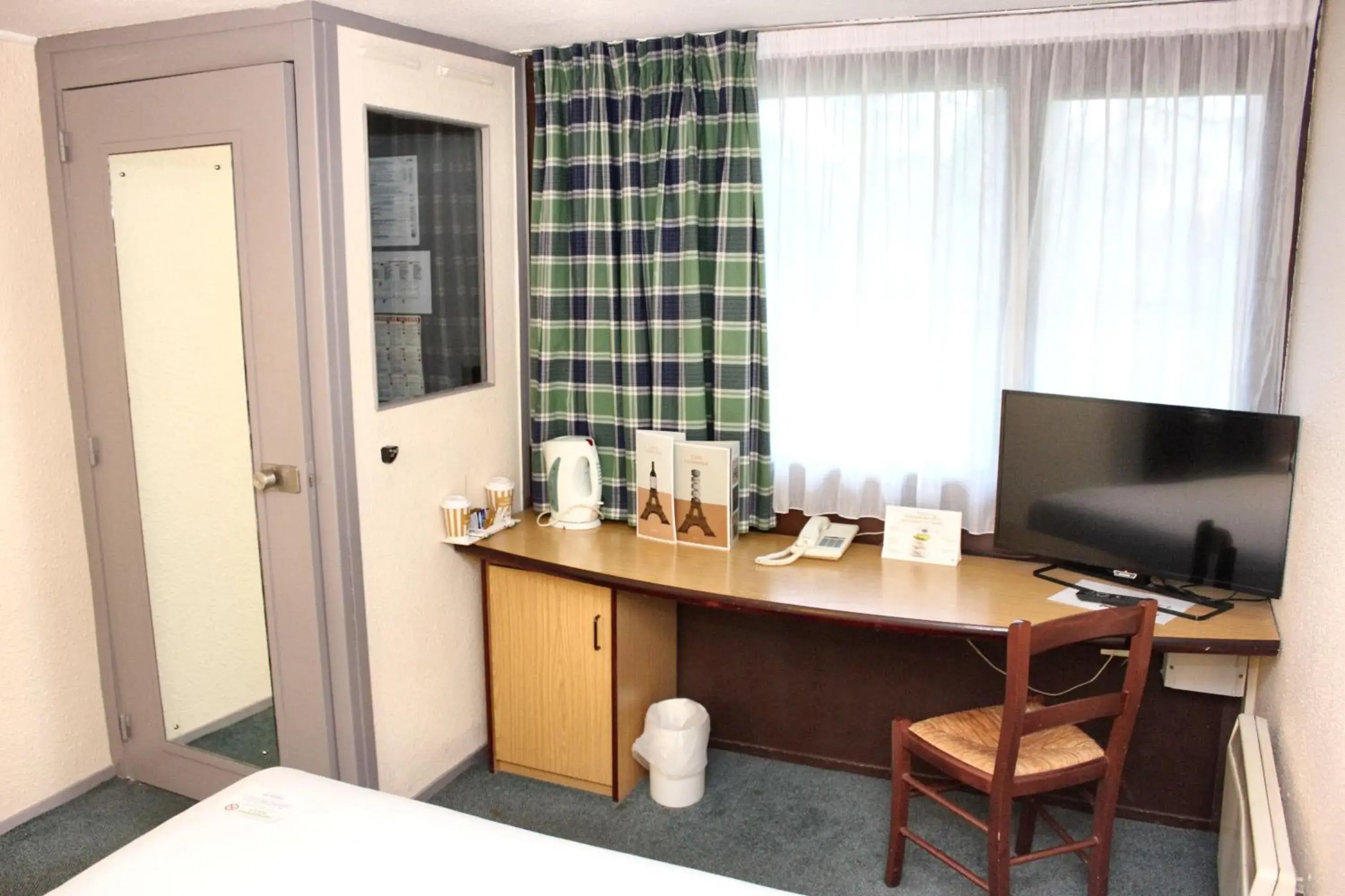 TV and multimedia, Bed in Campanile Hotel Doncaster TV and multimedia, Bed in Campanile Hotel Doncaster