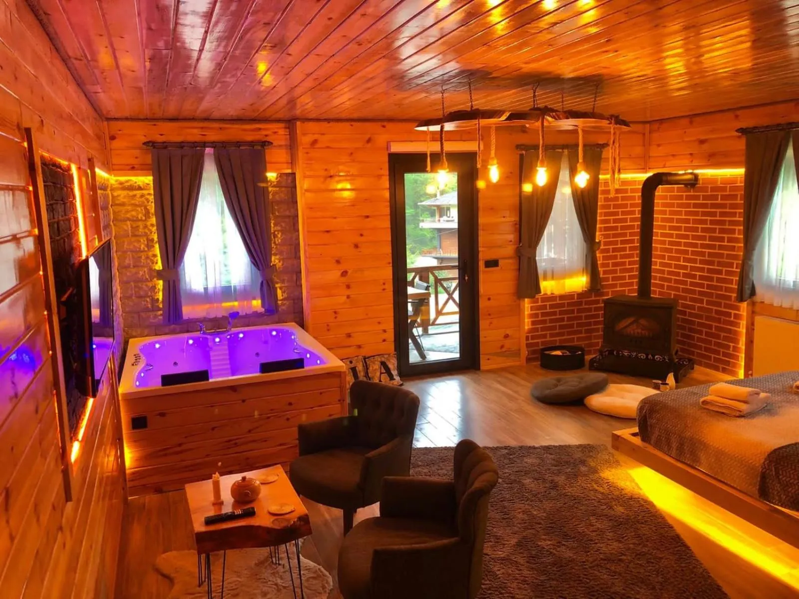 Communal lounge/ TV room in Ria süit otel bungalov